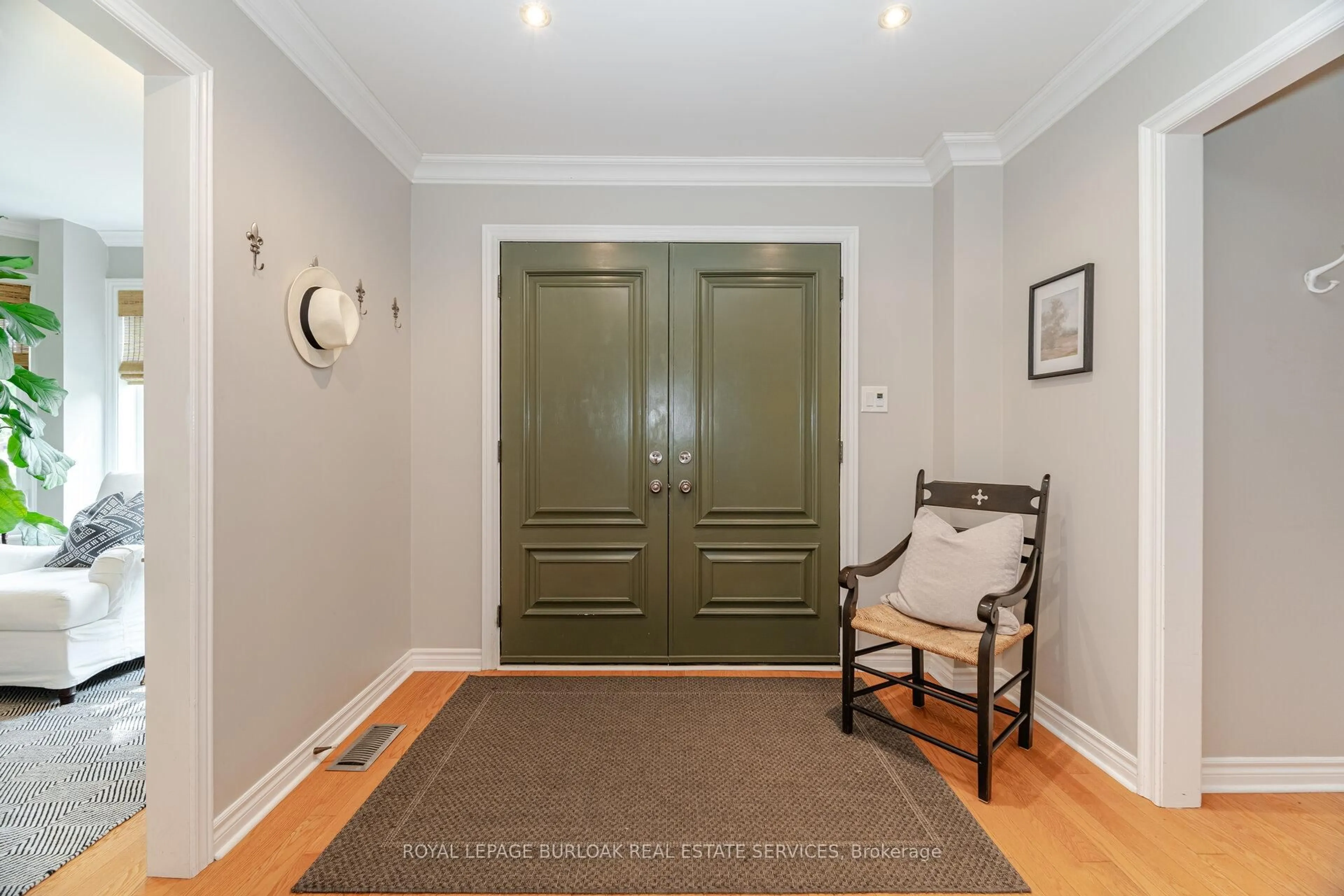 Indoor entryway for 323 Northwood Dr, Oakville Ontario L6M 1M8