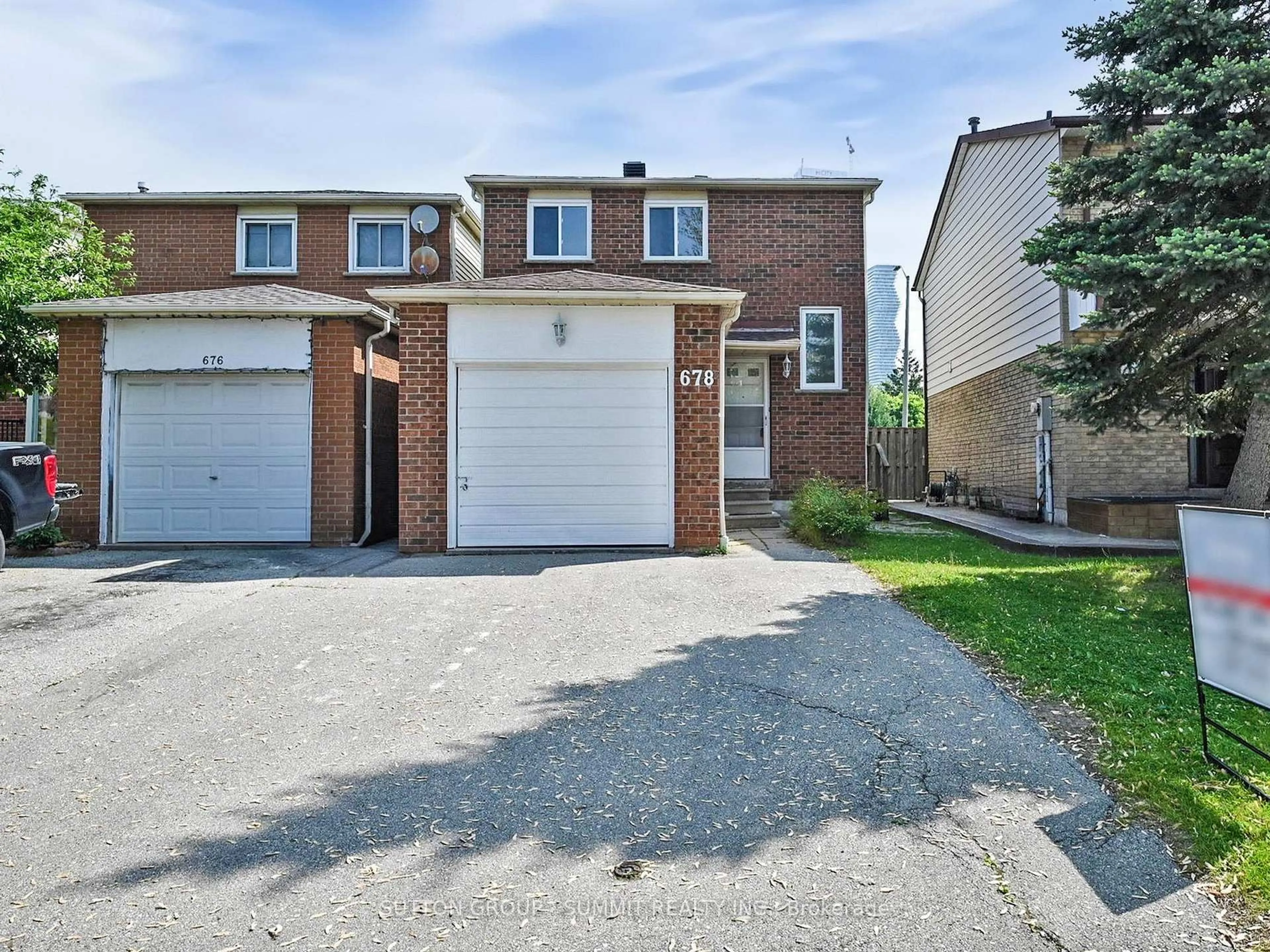 Home with brick exterior material, street for 678 GALLOWAY Cres, Mississauga Ontario L5C 3W1