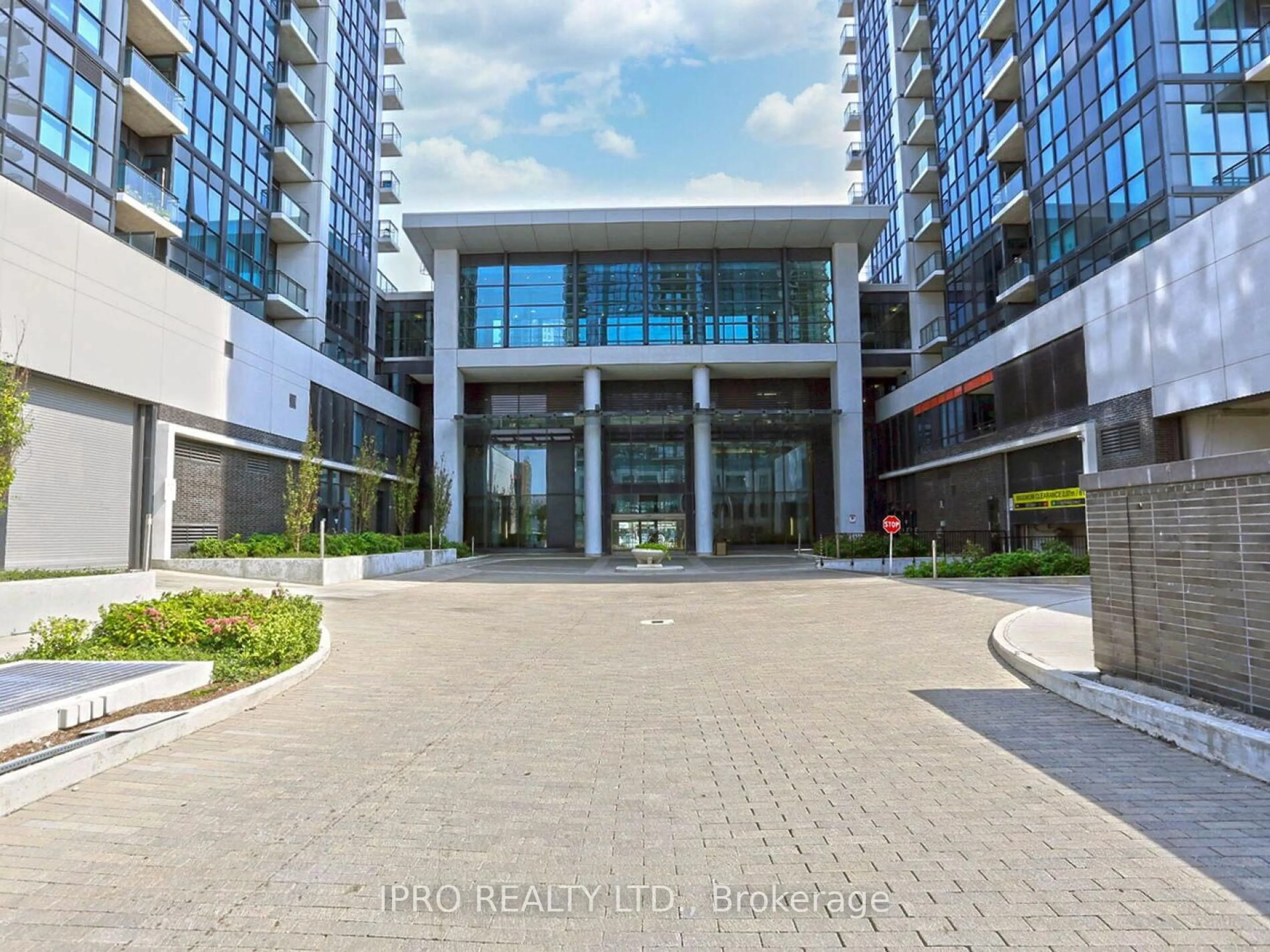 Indoor foyer for 75 Eglinton Ave #404, Mississauga Ontario L5R 0E5