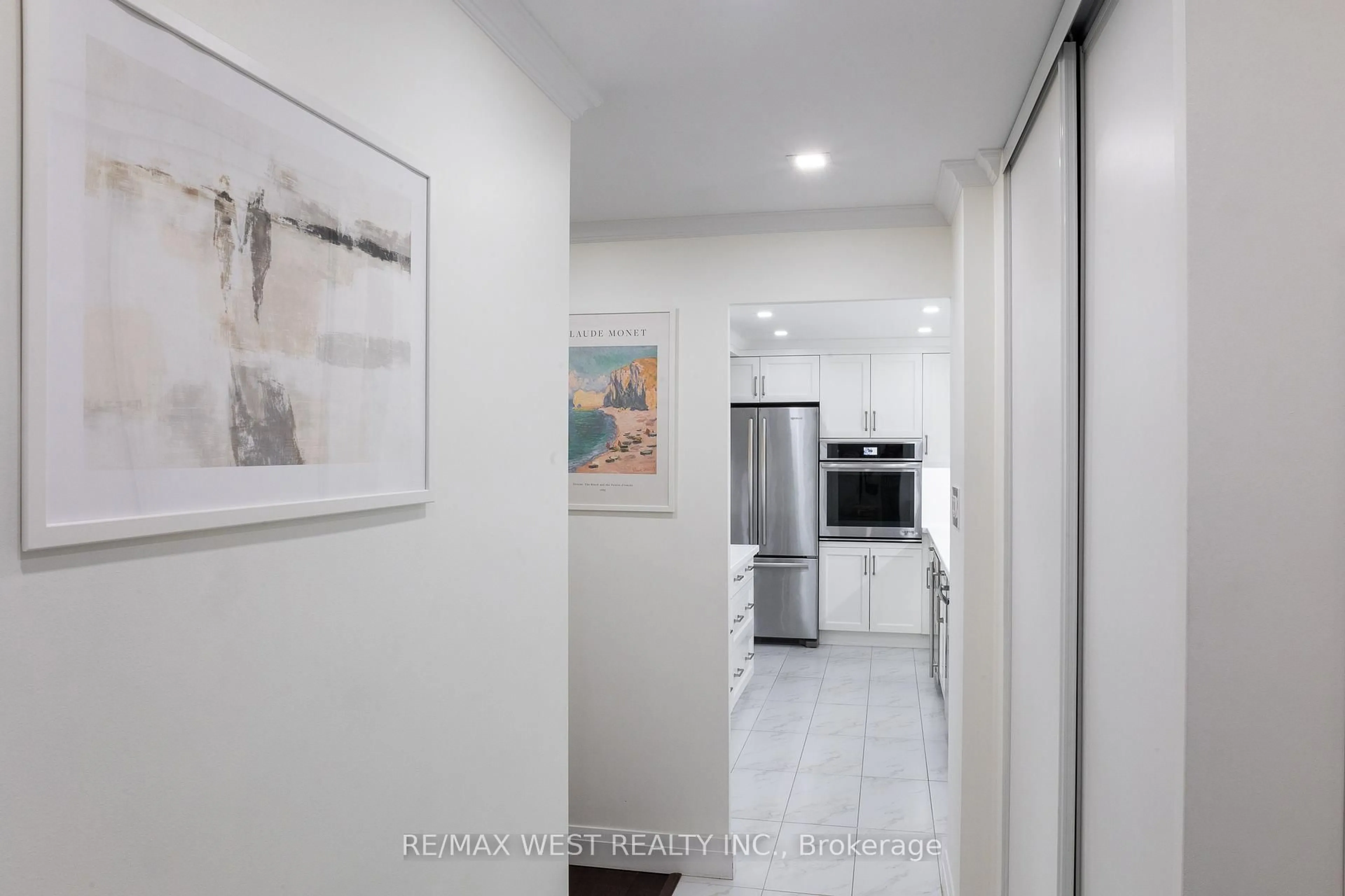 Indoor entryway for 61 Richview Rd #202, Toronto Ontario M9A 4M8