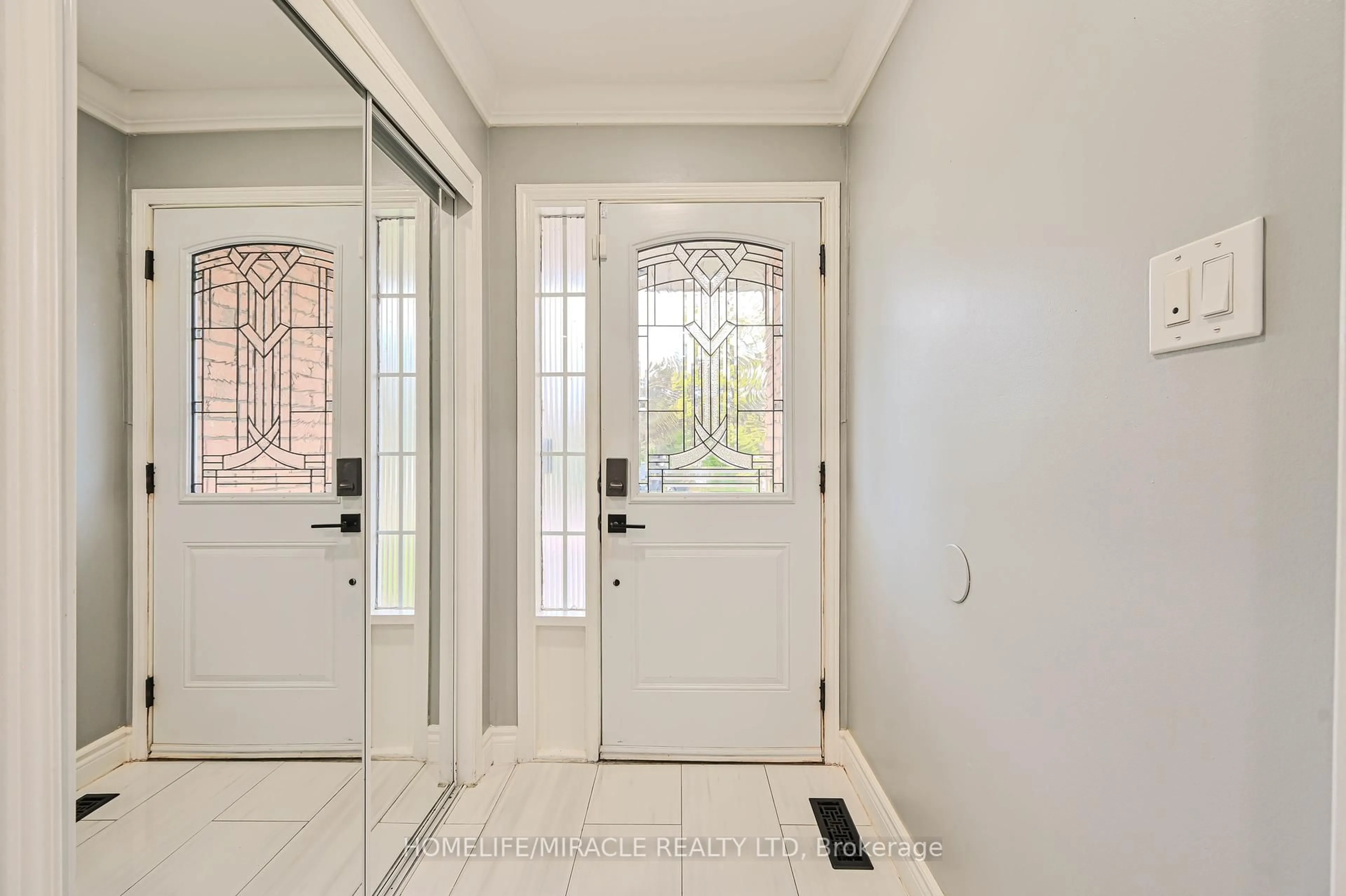 Indoor entryway for 157 Millstone Dr, Brampton Ontario L6Y 4P9