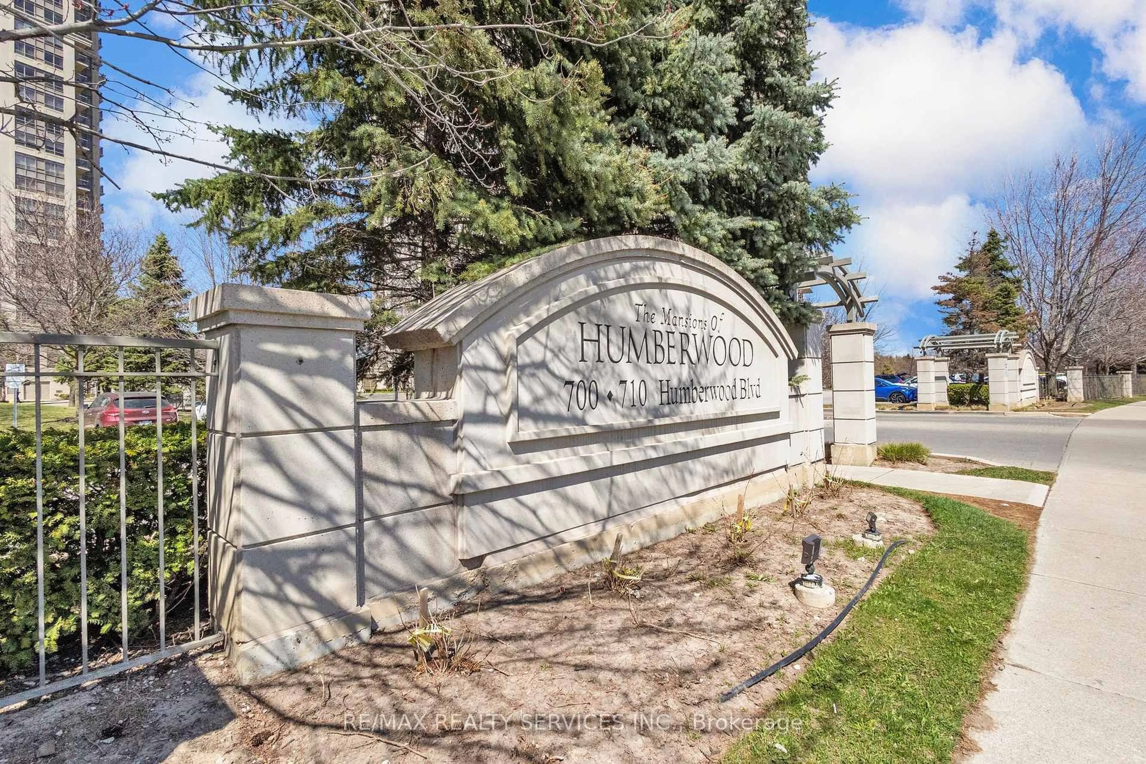 Indoor foyer for 700 Humberwood Blvd #1027, Toronto Ontario M9W 7J4