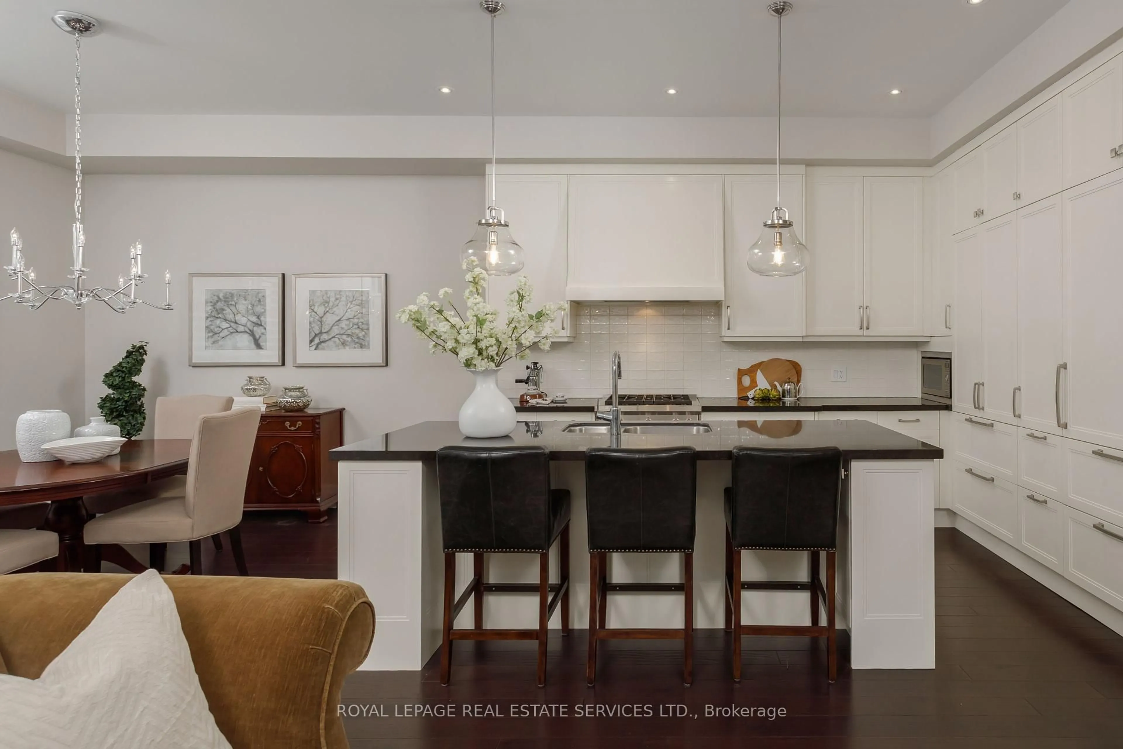 Open concept kitchen, unknown for 251 Hanover St, Oakville Ontario L6K 0H3