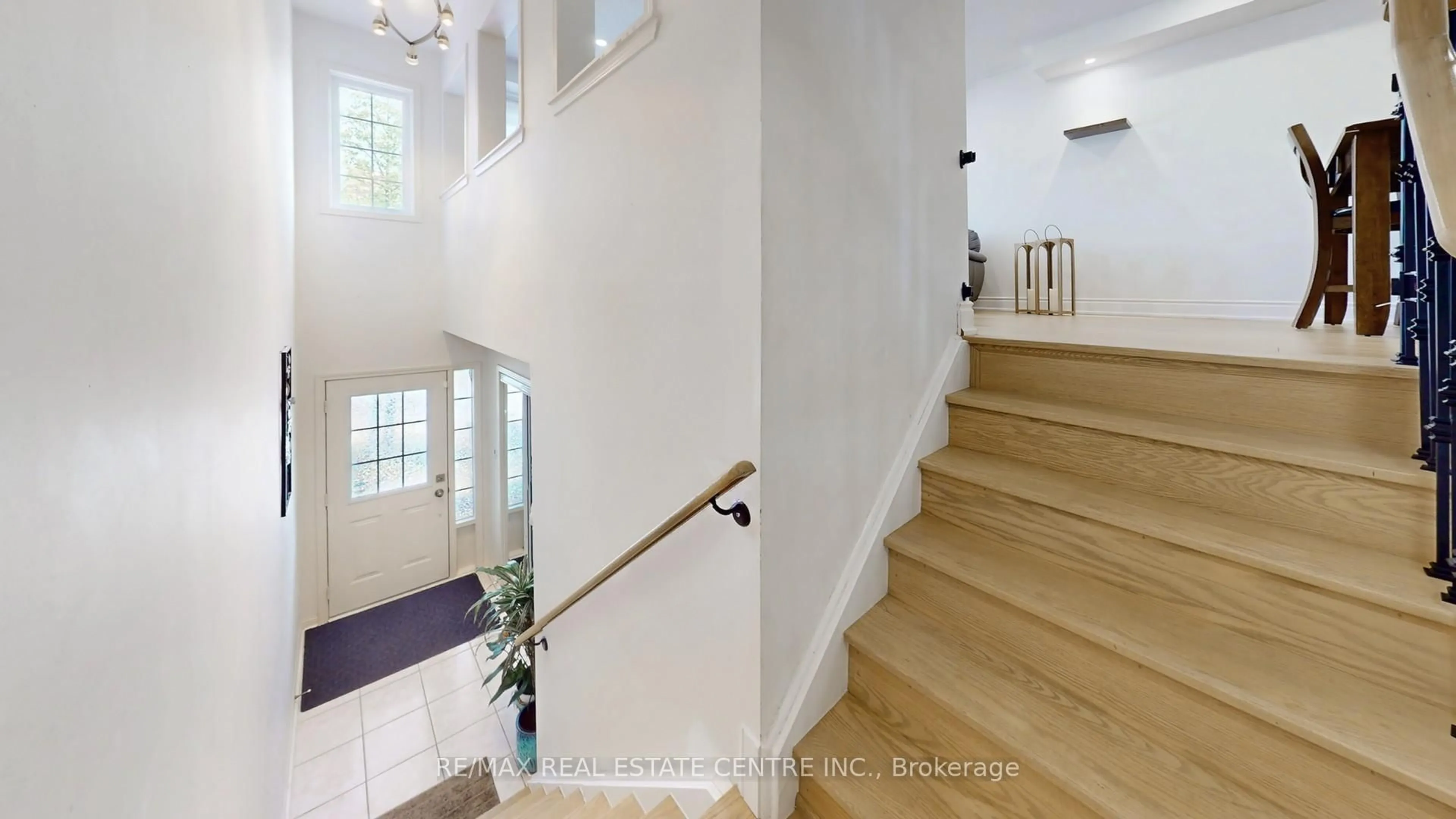 Indoor foyer for 250 Richvale Dr #25, Brampton Ontario L6Z 4W2