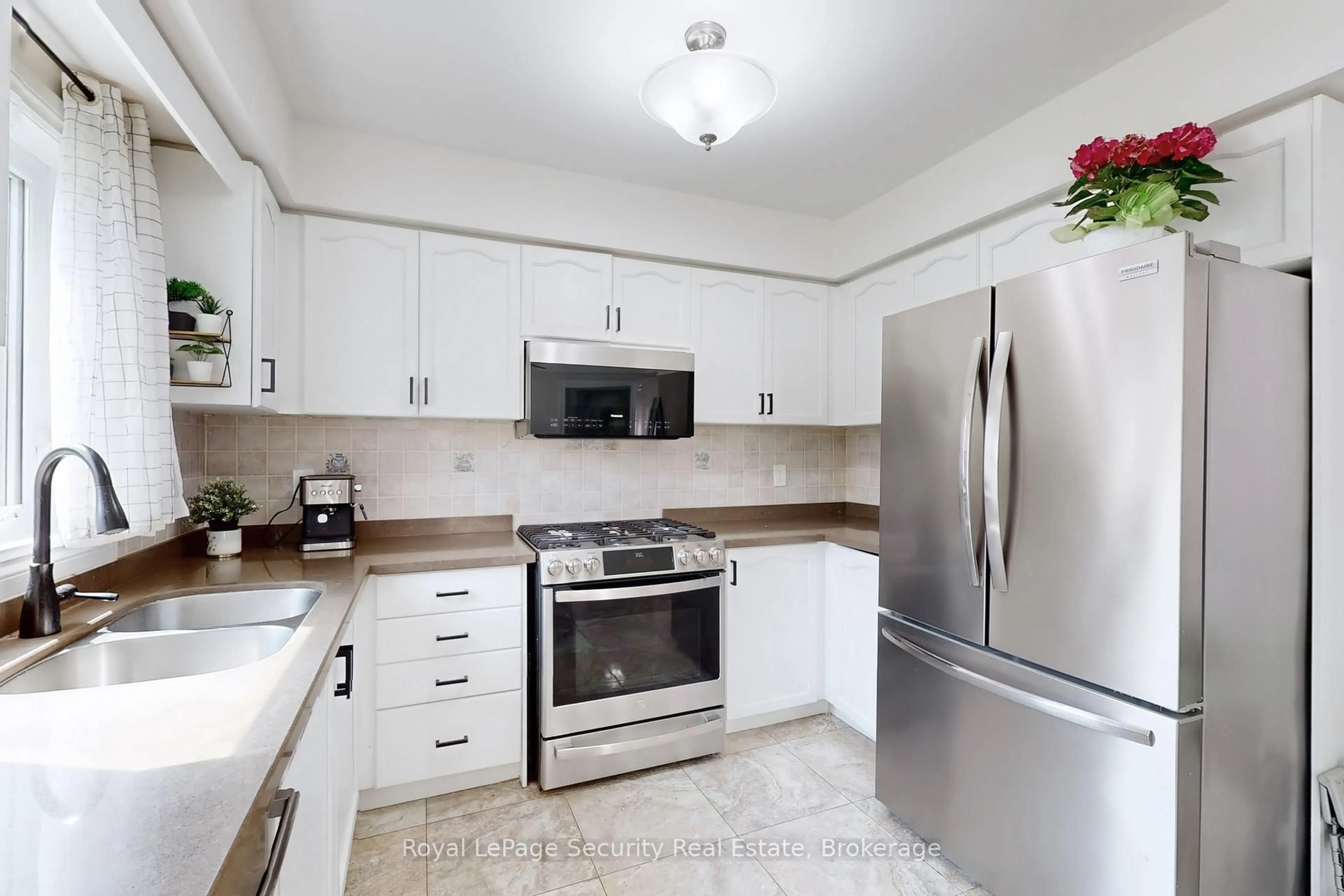 Standard kitchen, ceramic/tile floor for 10 Barleyfield Rd, Brampton Ontario L6R 1Z7
