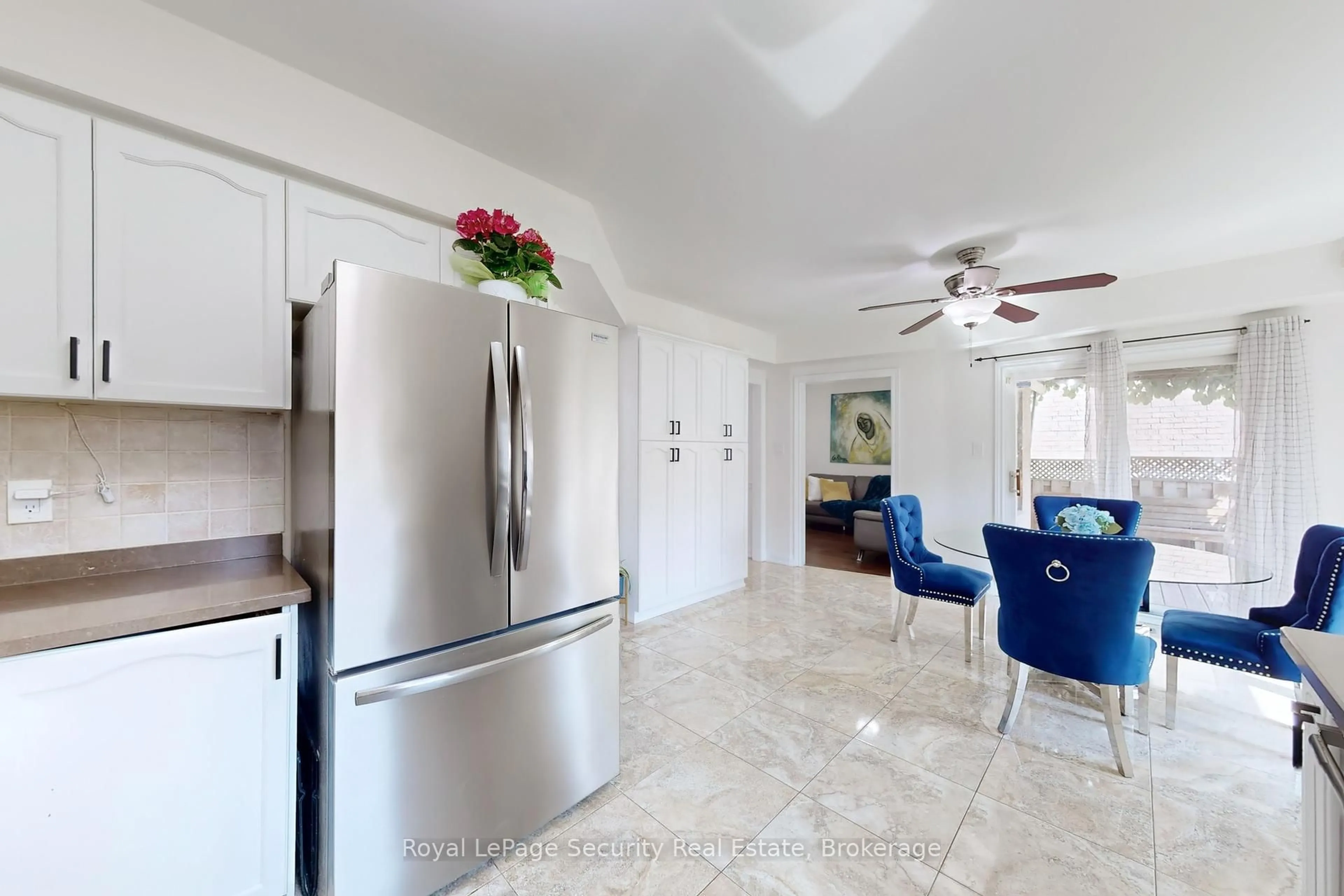 Open concept kitchen, ceramic/tile floor for 10 Barleyfield Rd, Brampton Ontario L6R 1Z7