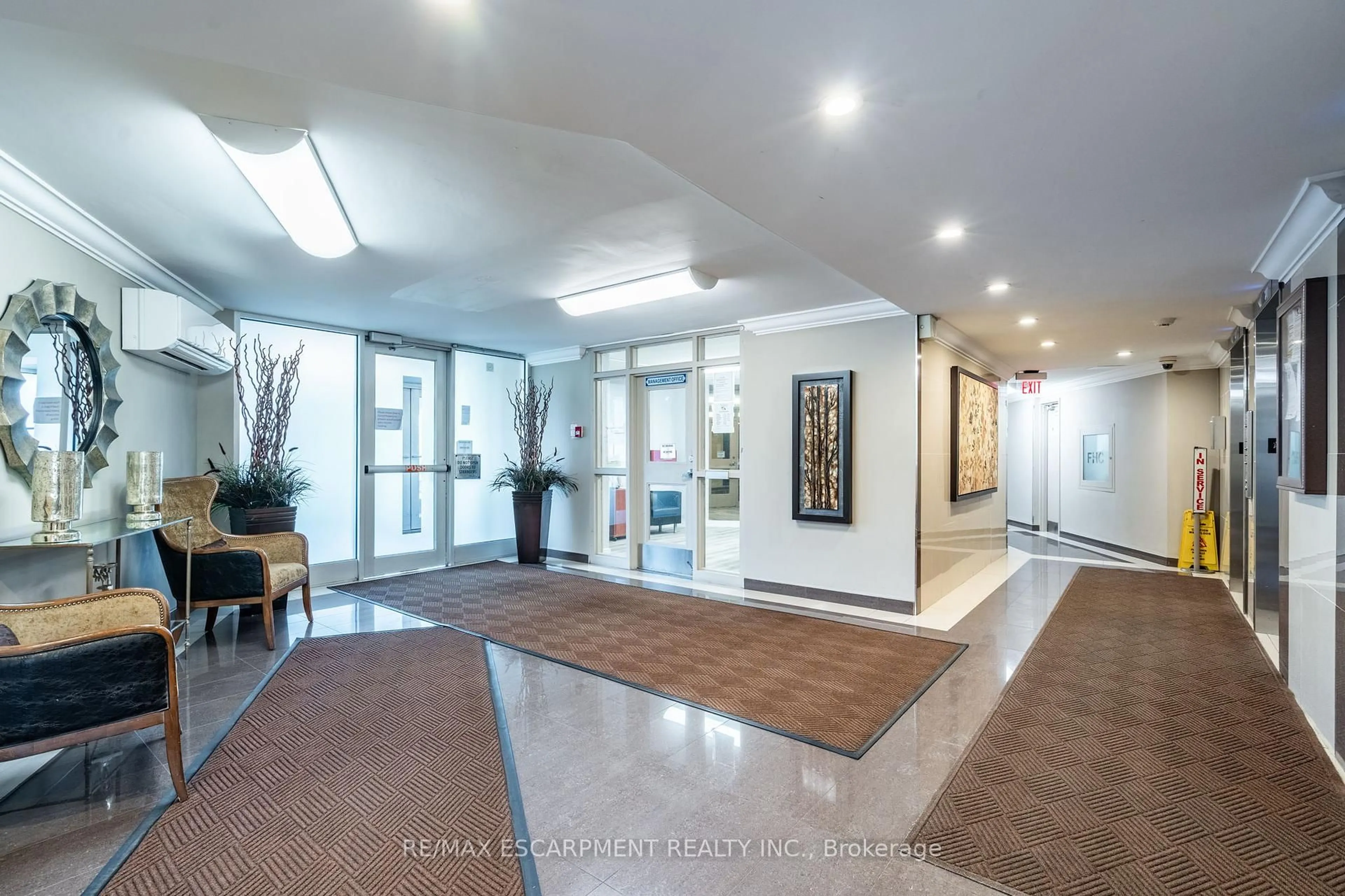 Indoor foyer for 530 Lolita Gdns #1211, Mississauga Ontario L5A 3T2