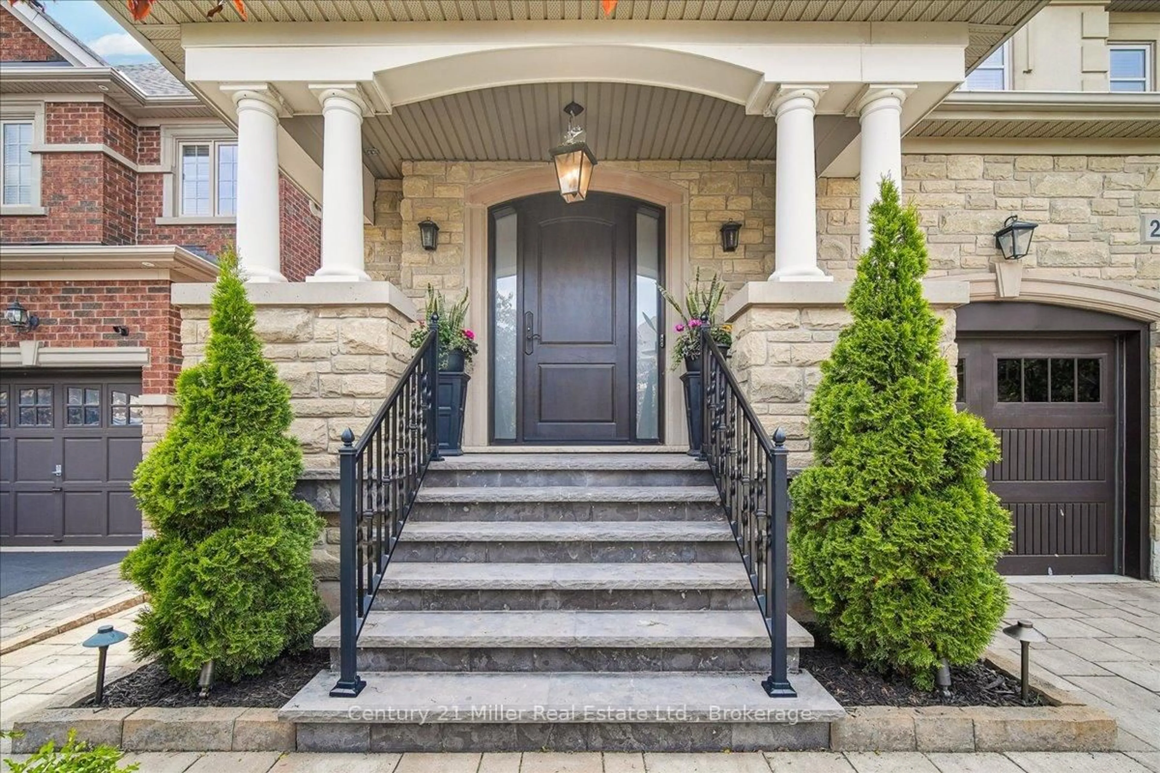 Indoor entryway for 2394 Robmar Dr, Oakville Ontario L6H 0B9