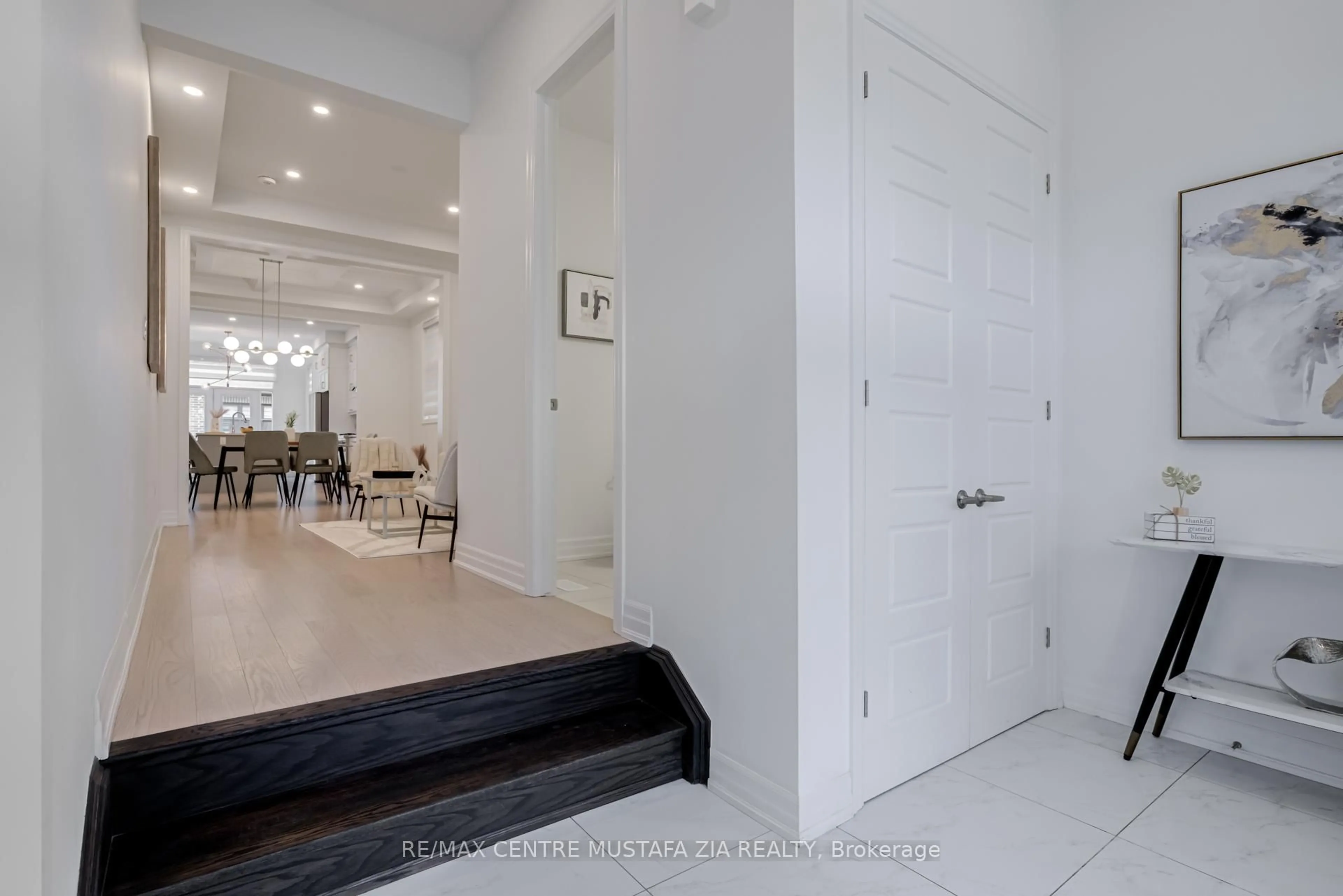 Indoor entryway for 1376 Hydrangea Gdns, Oakville Ontario L6H 7X2
