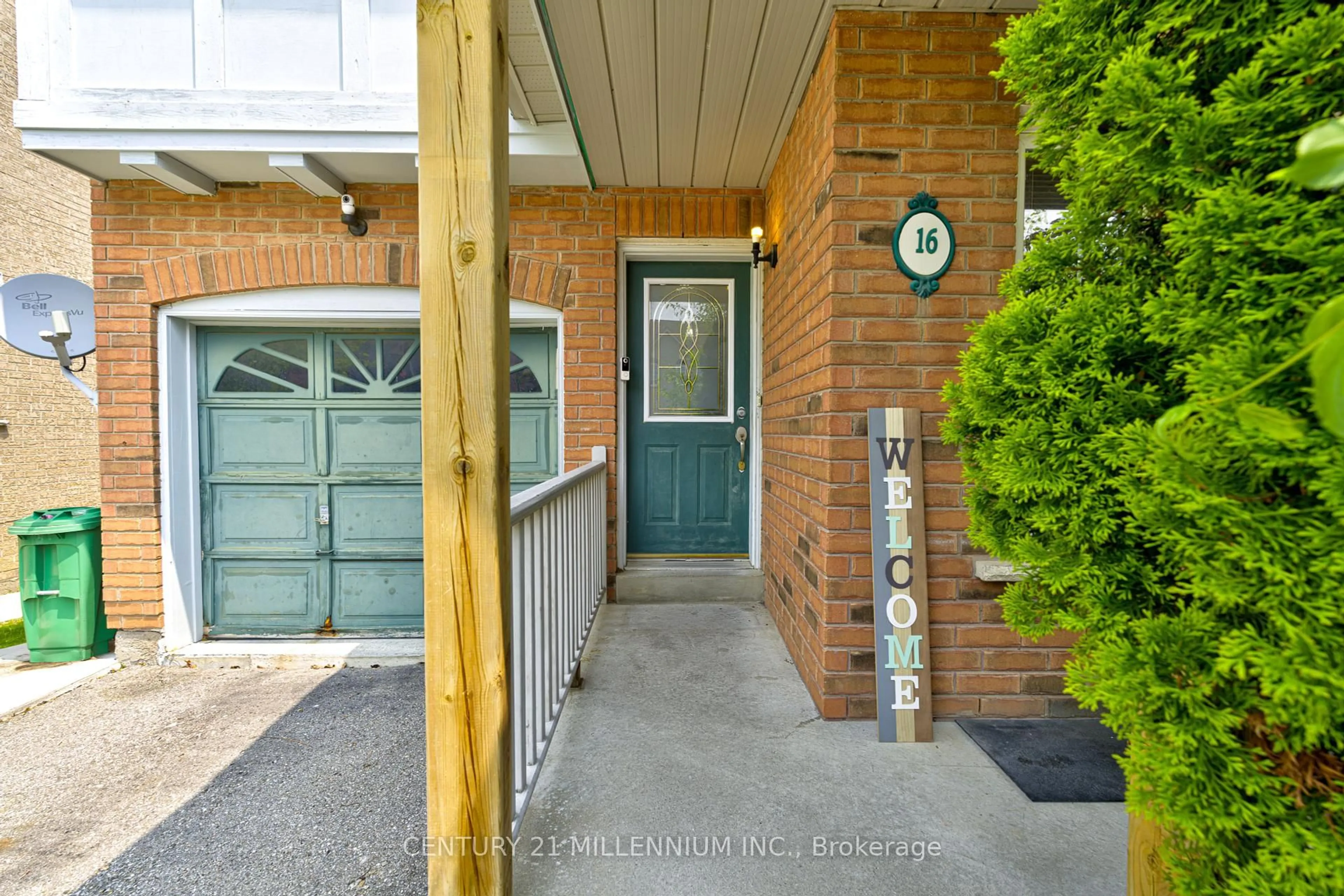 Indoor entryway for 16 Zebra Tr, Brampton Ontario L6R 2J2
