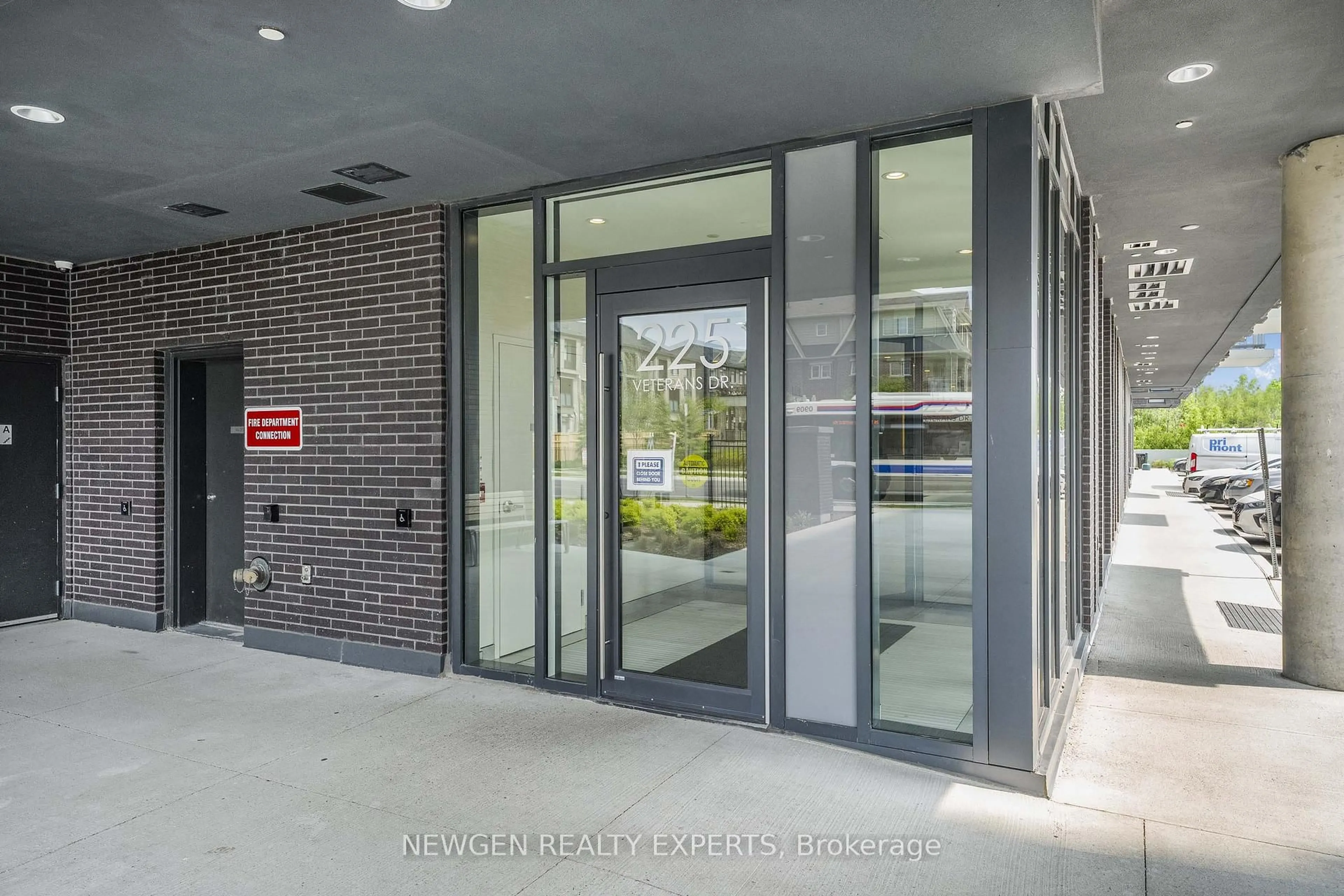 Indoor foyer for 225 Veterans Dr #606, Brampton Ontario L7A 5L7