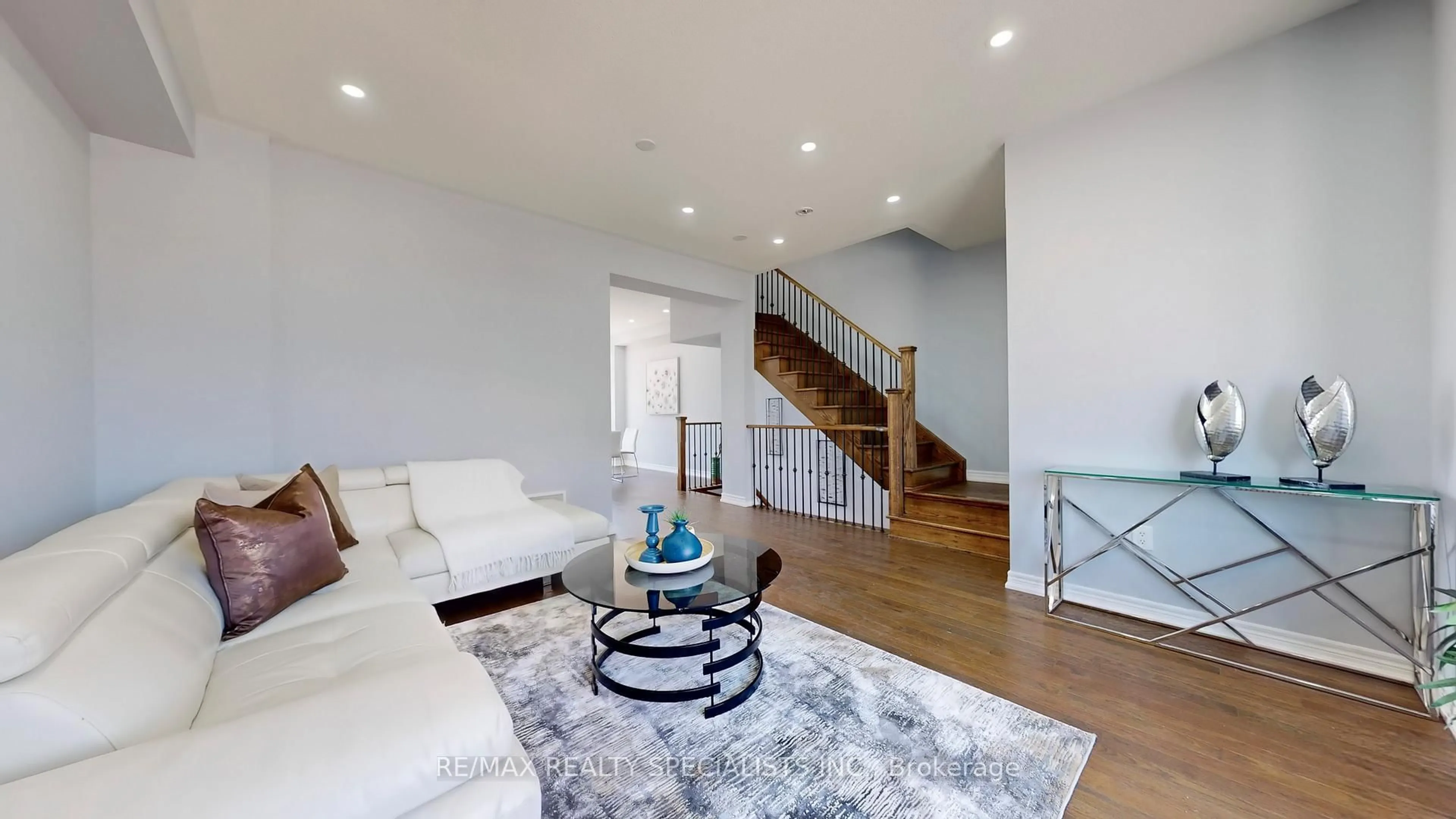 Living room with furniture, unknown for 6 QUEENPOST Dr, Brampton Ontario L6Y 6L2