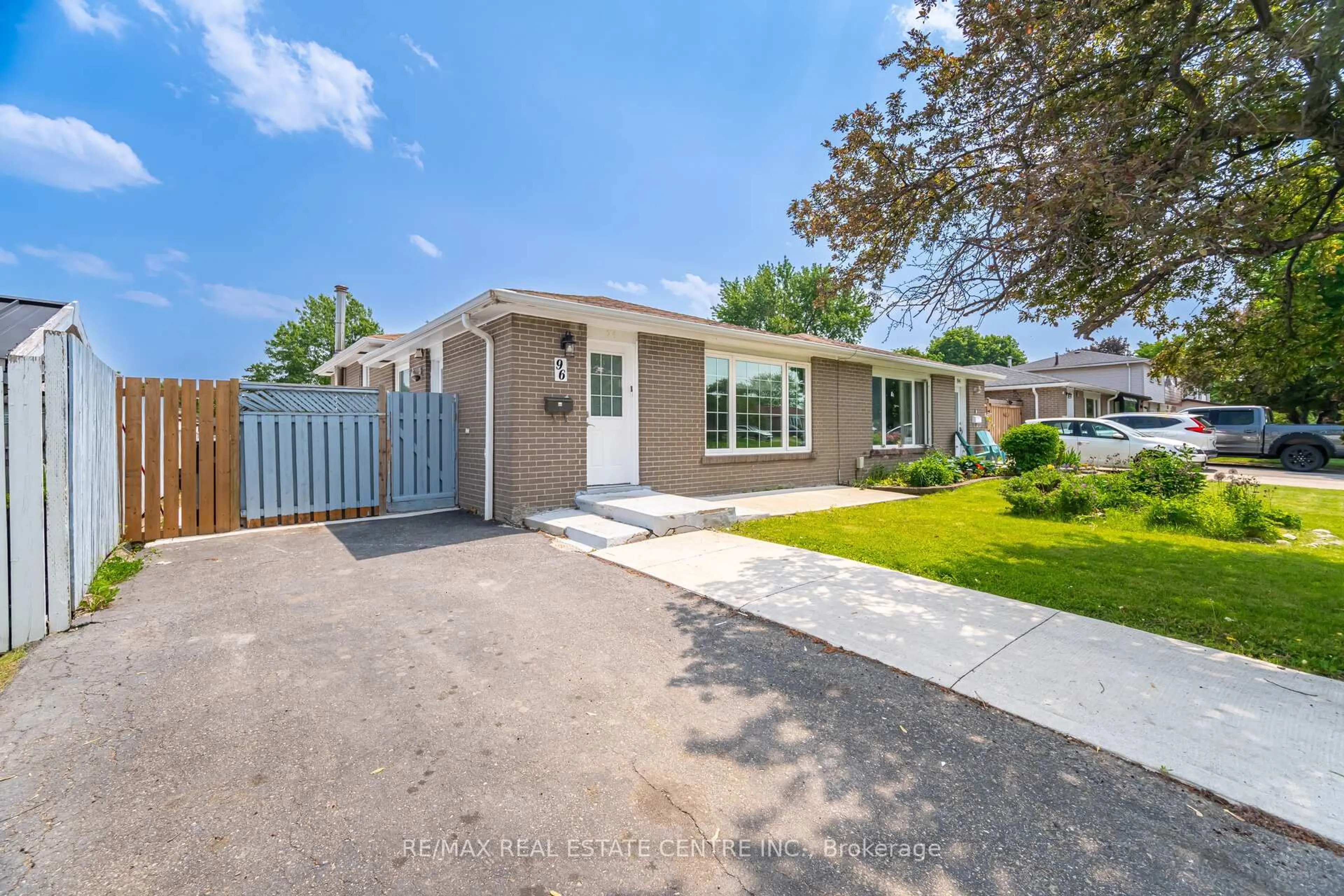 A pic from outside/outdoor area/front of a property/back of a property/a pic from drone, street for 96 Fallingdale Cres, Brampton Ontario L6T 3J6