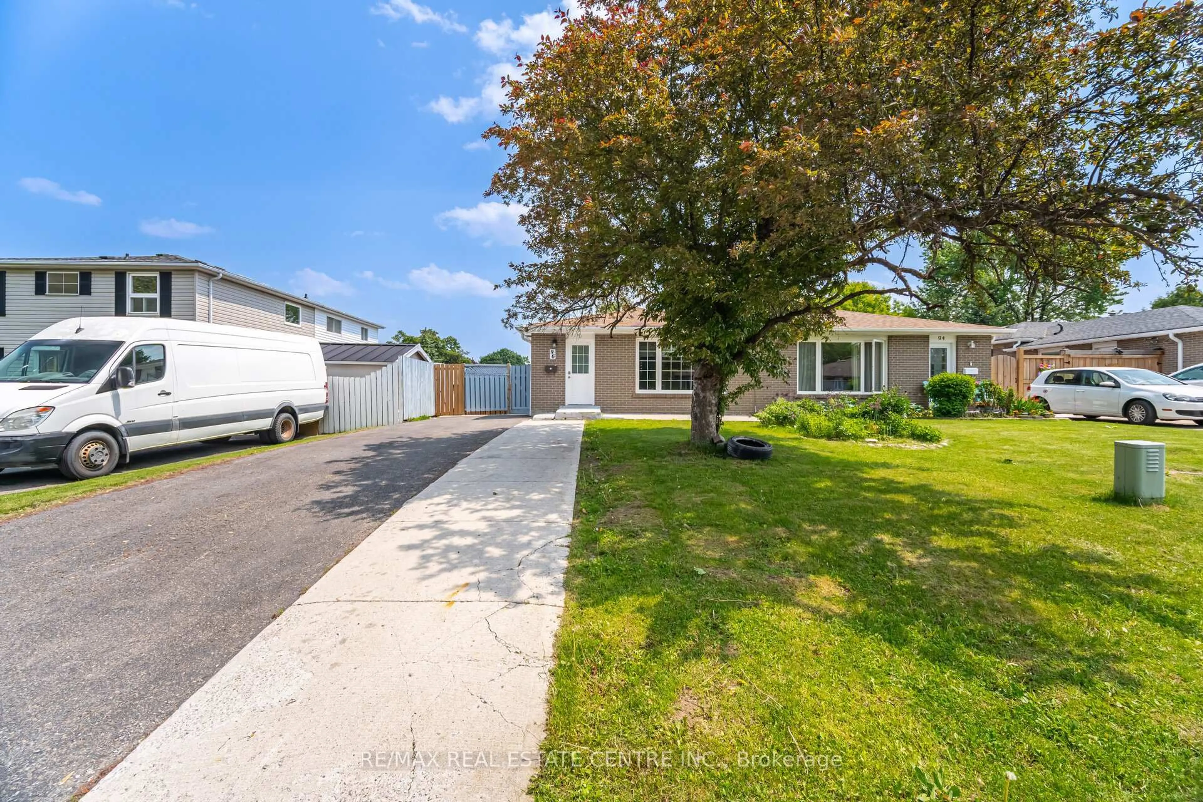A pic from outside/outdoor area/front of a property/back of a property/a pic from drone, street for 96 Fallingdale Cres, Brampton Ontario L6T 3J6