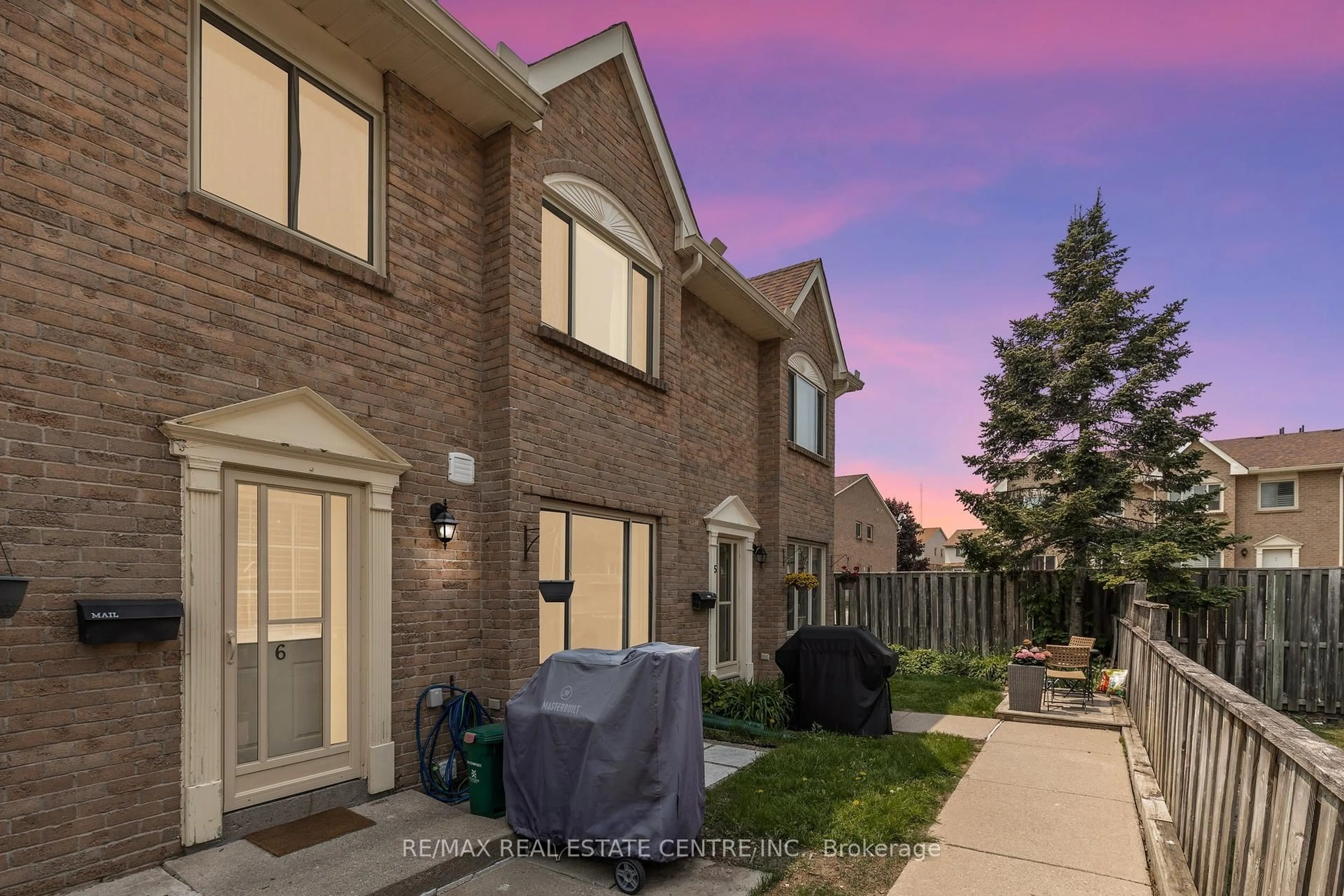A pic from outside/outdoor area/front of a property/back of a property/a pic from drone, street for 4 Cedar Dr #6, Orangeville Ontario L9W 2X6