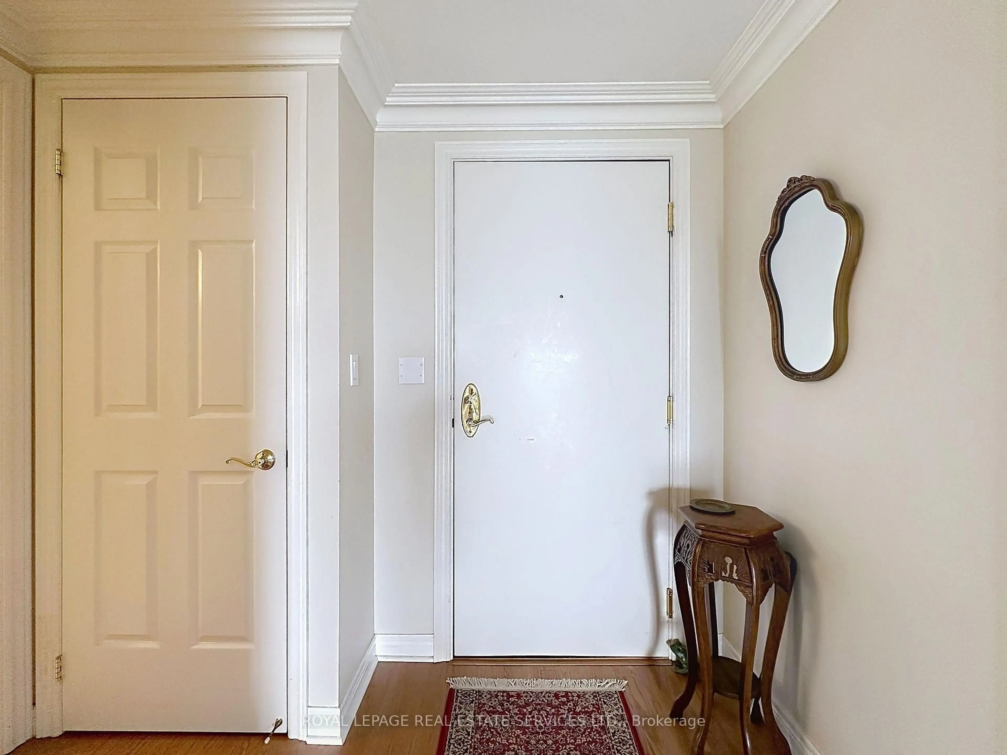Indoor entryway for 3085 Bloor St #503, Toronto Ontario M8X 1C9