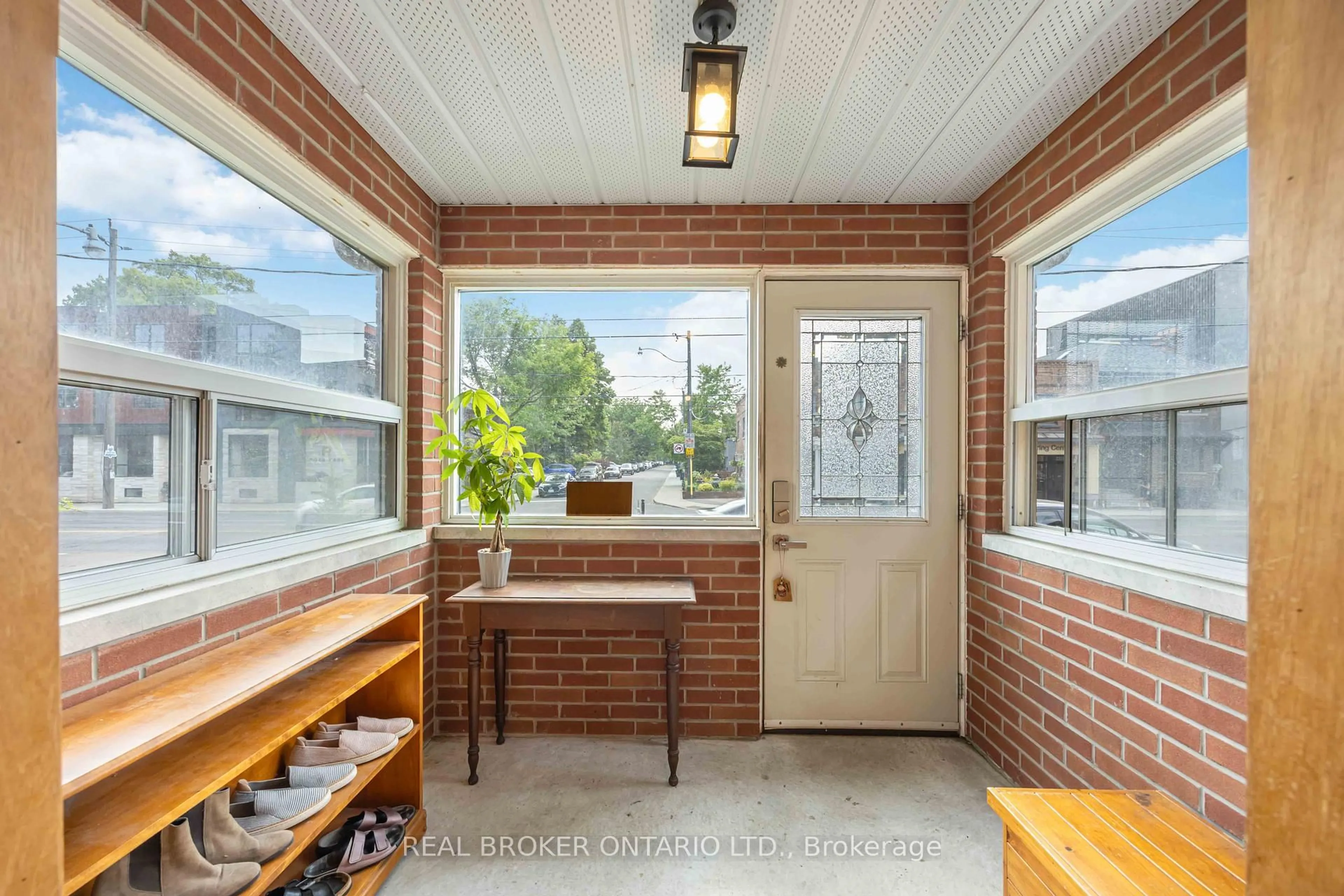 Indoor entryway for 227 Jane St, Toronto Ontario M6S 3Y8