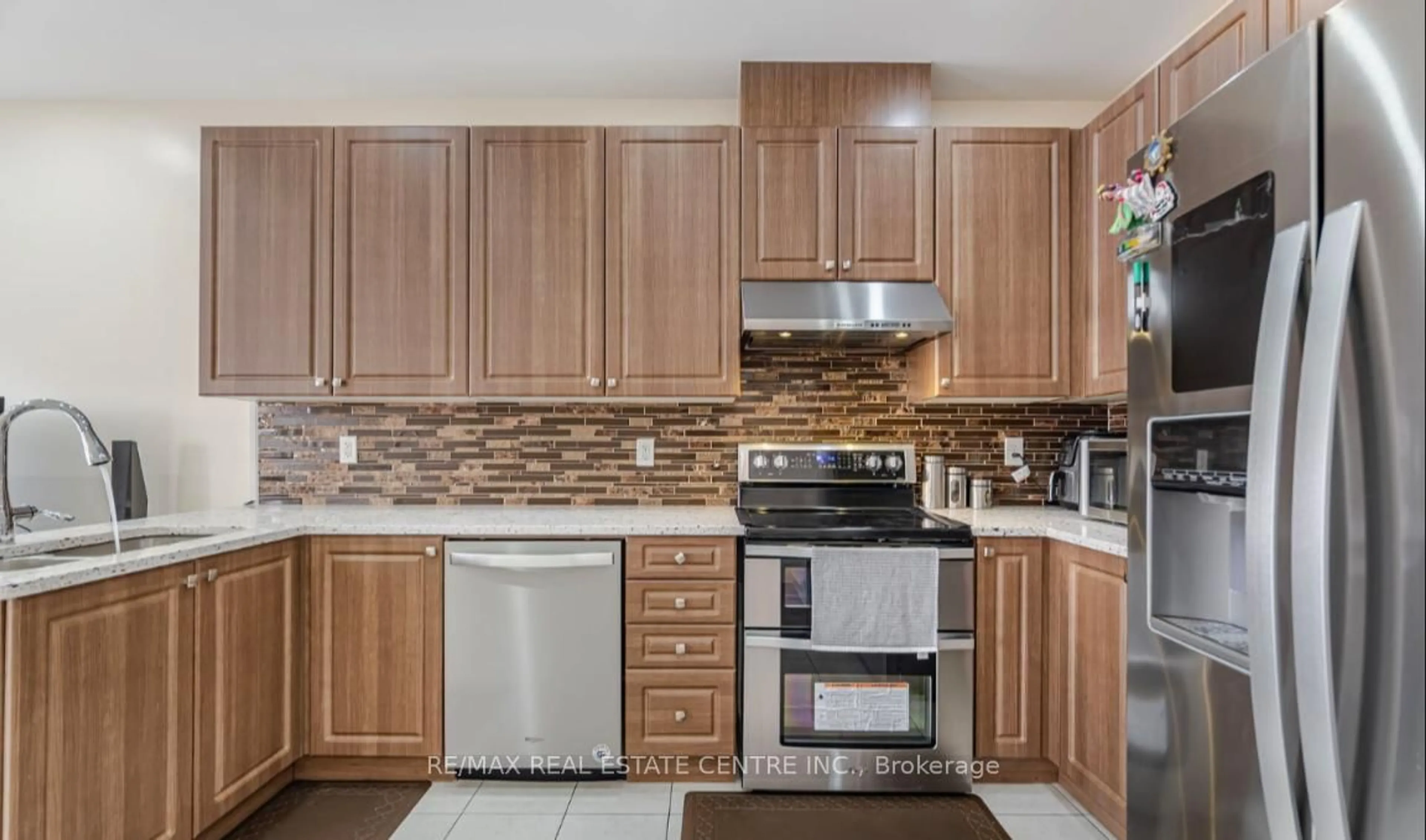 Standard kitchen, unknown for 14 Gulfbrook Circ, Brampton Ontario L6Z 0G4