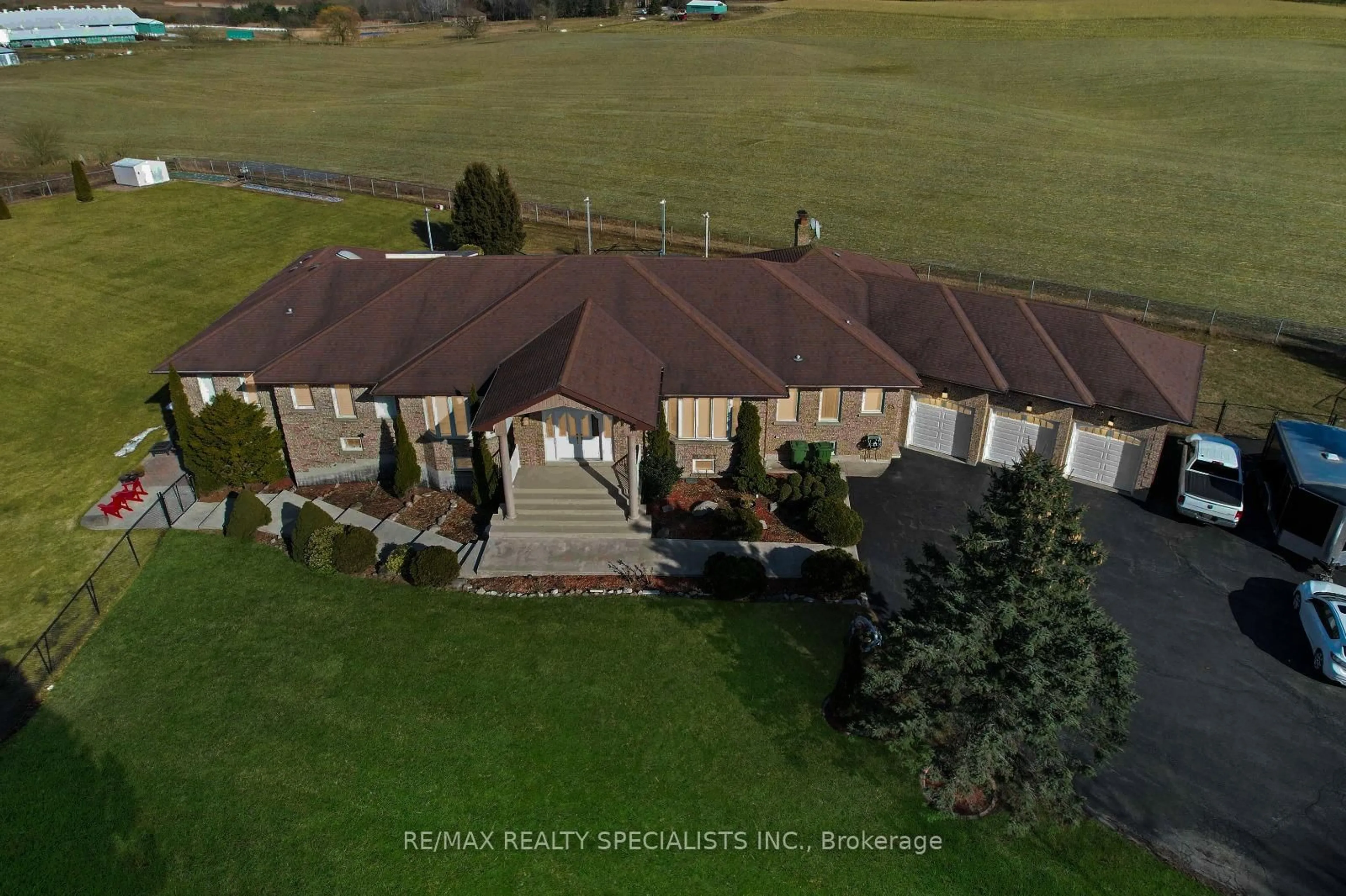 A pic from outside/outdoor area/front of a property/back of a property/a pic from drone, mountain view for 45 Humber Tr, Caledon Ontario L7E 0B2