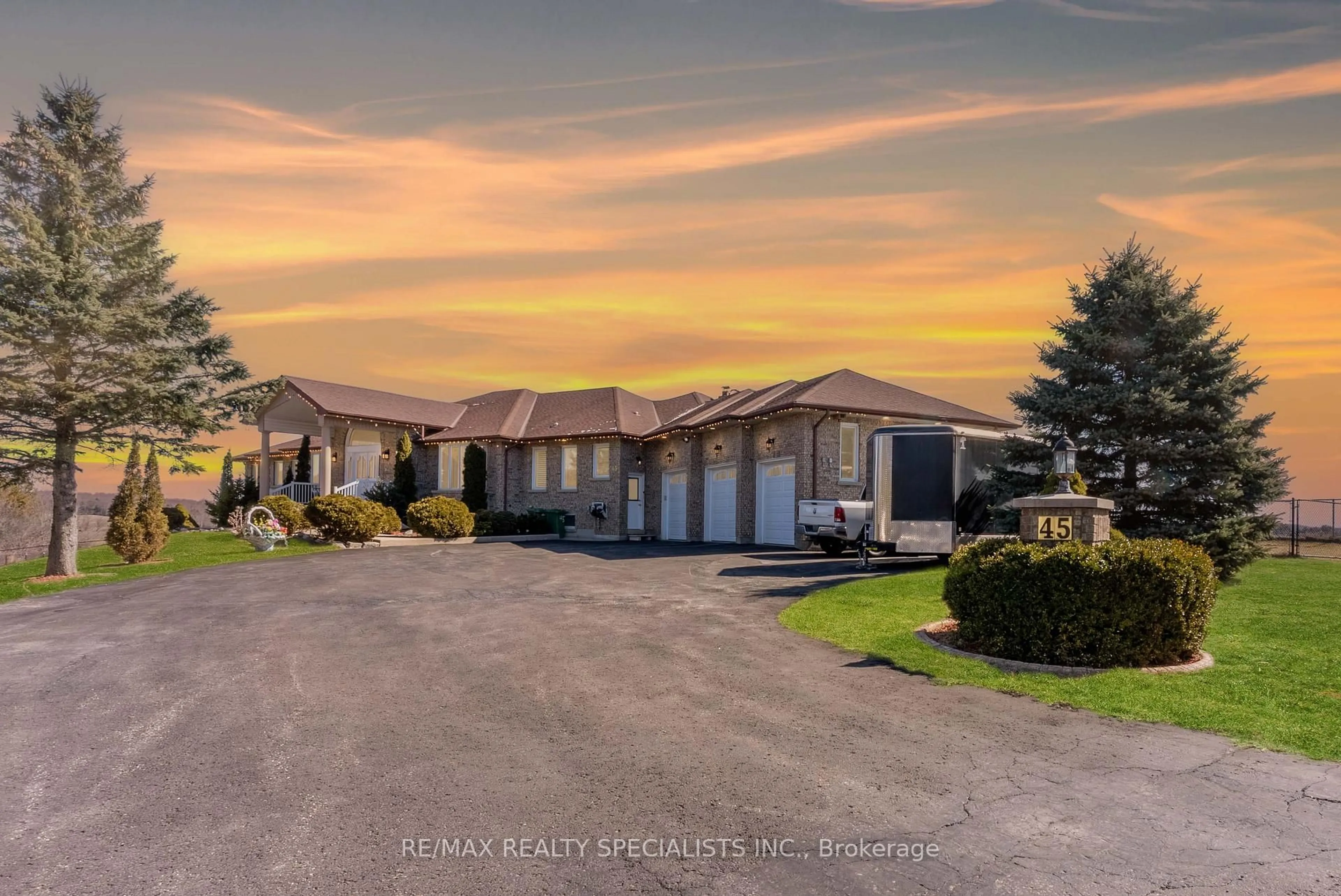 A pic from outside/outdoor area/front of a property/back of a property/a pic from drone, street for 45 Humber Tr, Caledon Ontario L7E 0B2