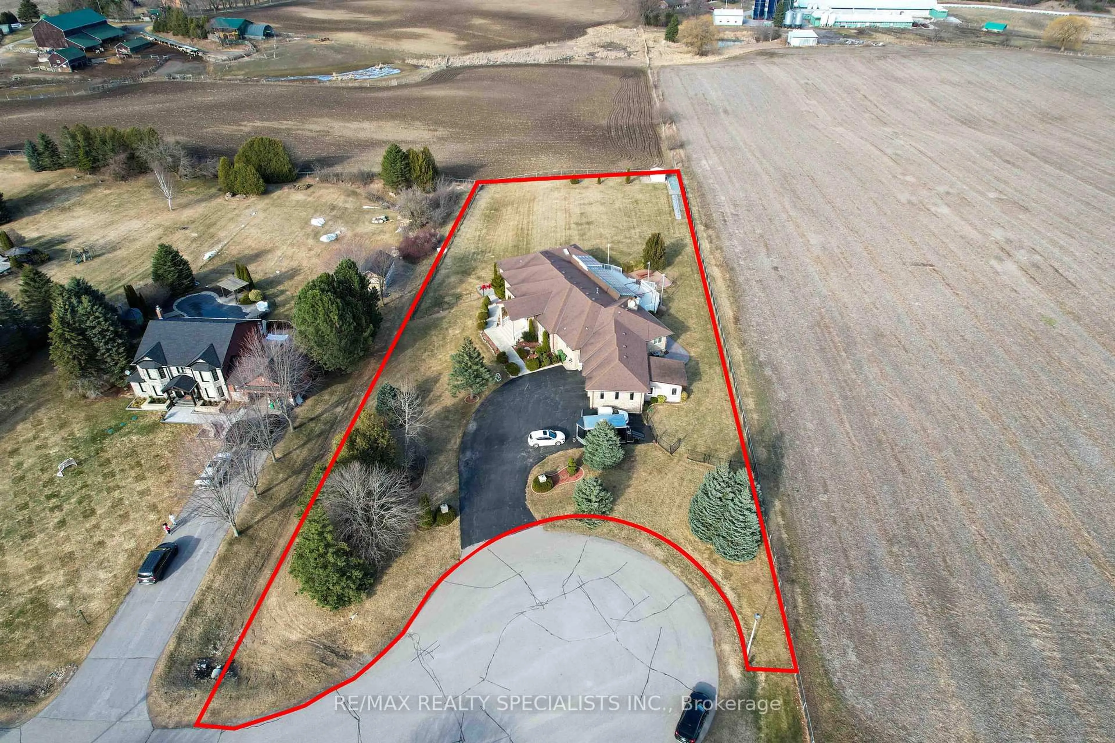 A pic from outside/outdoor area/front of a property/back of a property/a pic from drone, unknown for 45 Humber Tr, Caledon Ontario L7E 0B2