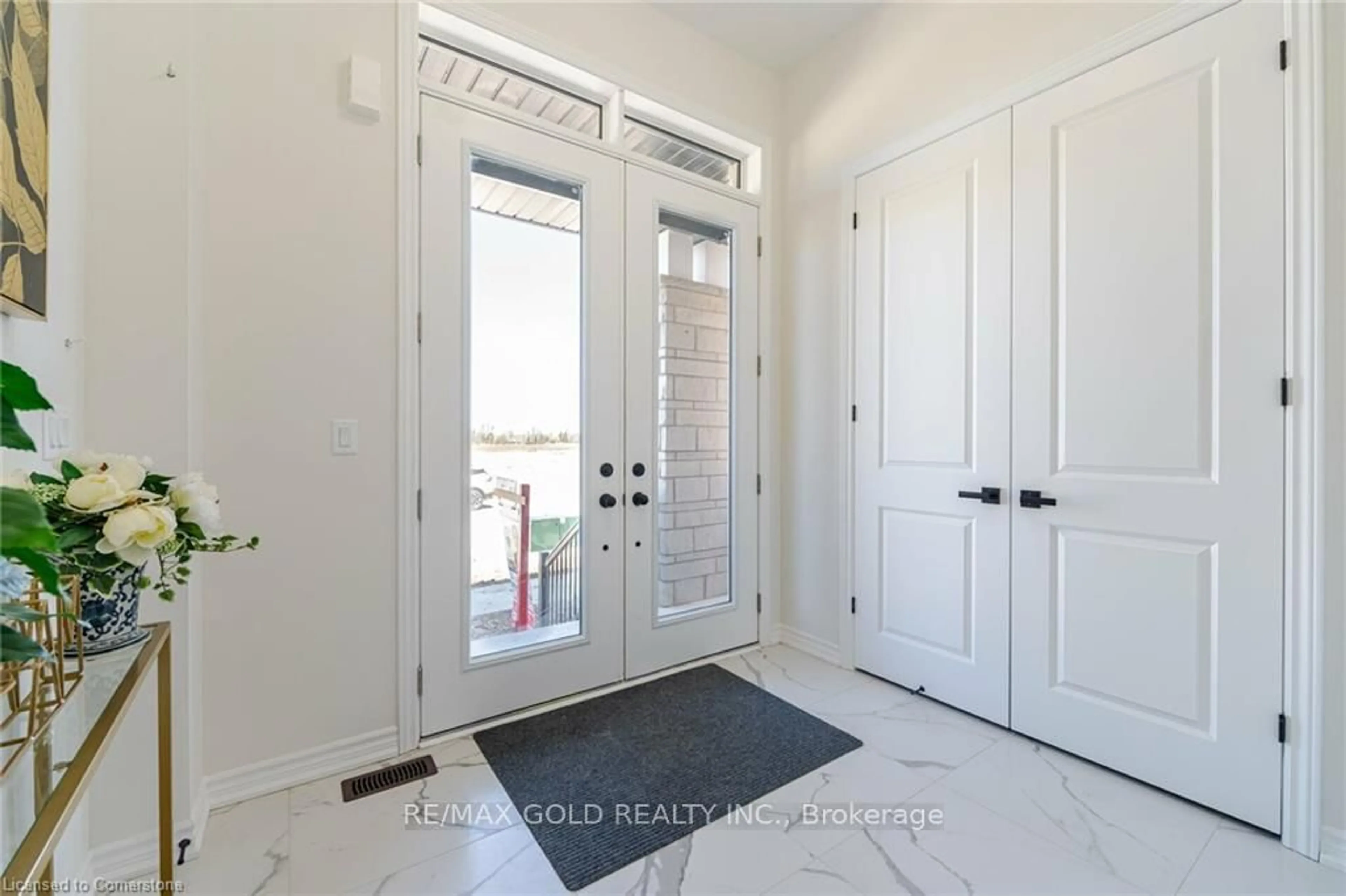 Indoor entryway for 27 Lippa Dr, Caledon Ontario L7C 4M3