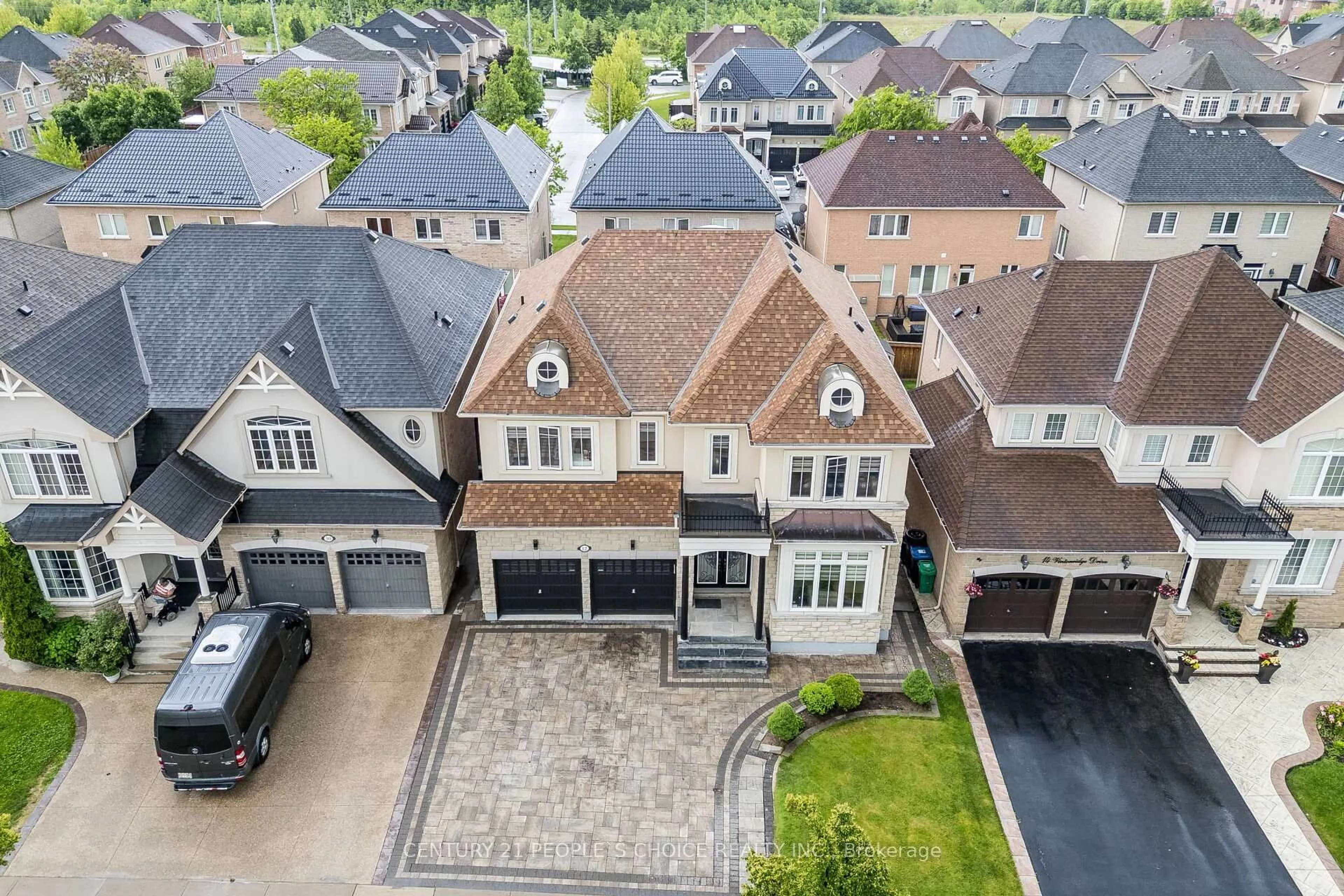 A pic from outside/outdoor area/front of a property/back of a property/a pic from drone, street for 12 Vintonridge Dr, Brampton Ontario L6P 2T6