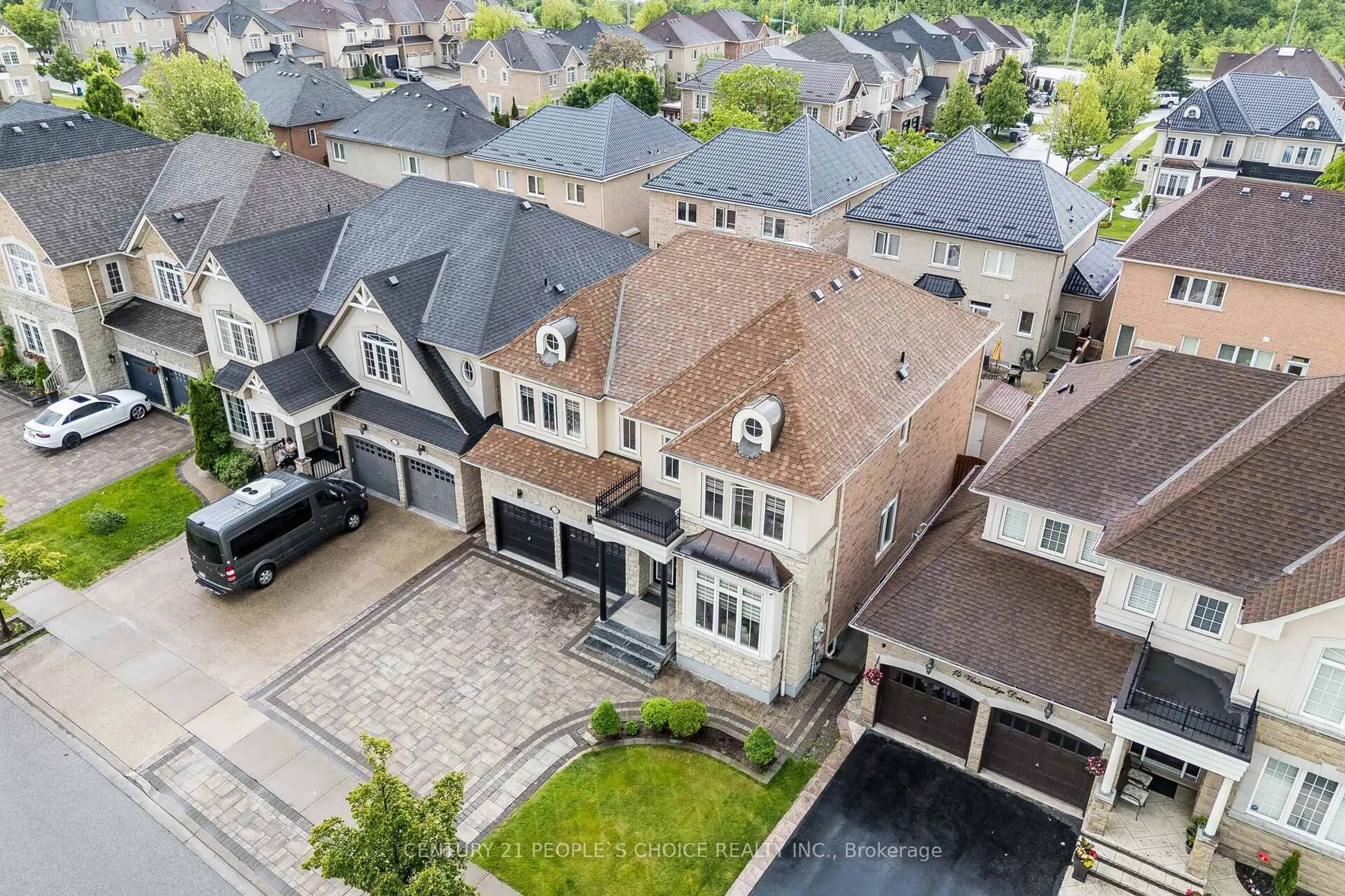 A pic from outside/outdoor area/front of a property/back of a property/a pic from drone, street for 12 Vintonridge Dr, Brampton Ontario L6P 2T6