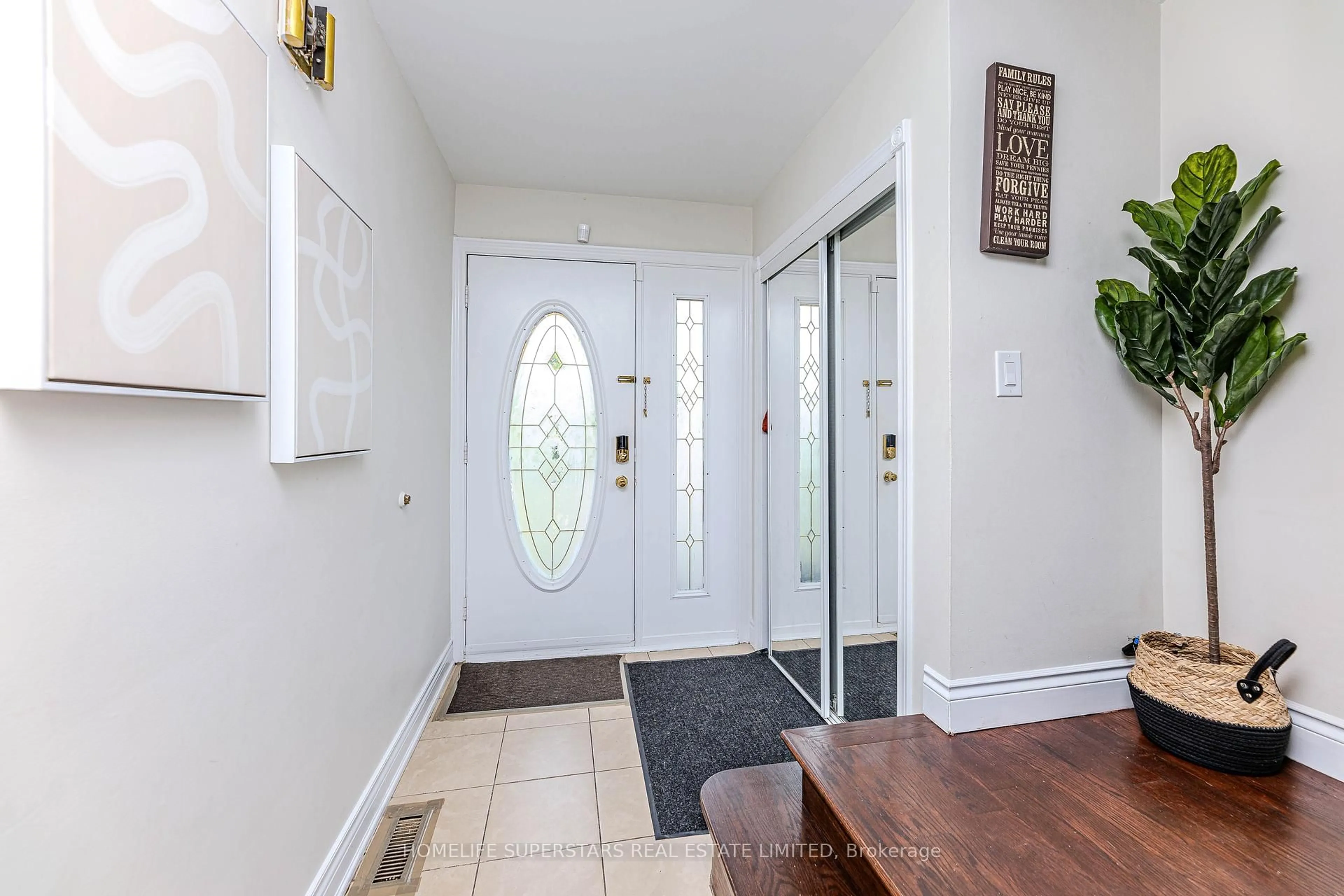 Indoor entryway for 3 Lightwood Dr, Toronto Ontario M9V 2Z1