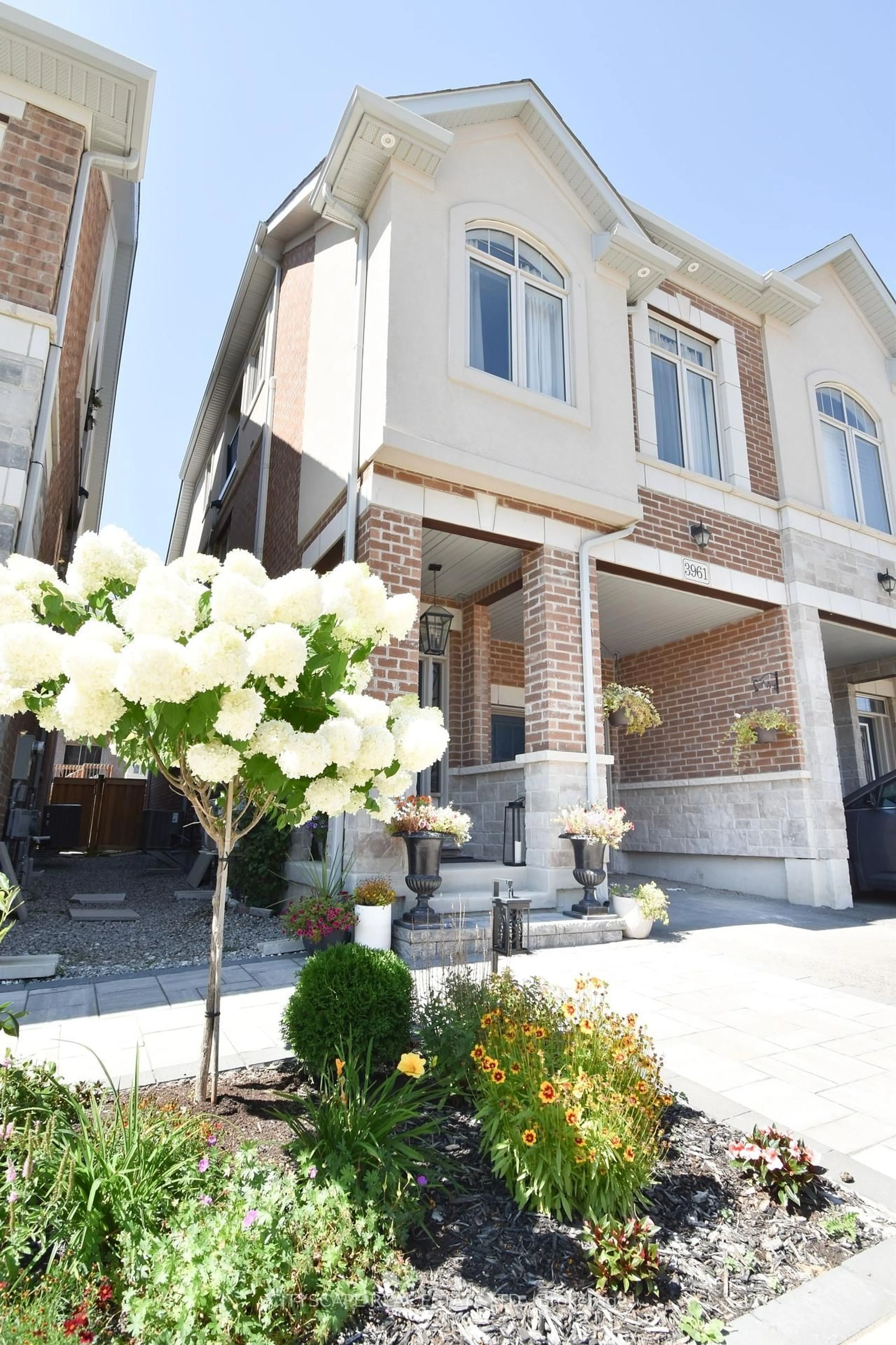 Home with brick exterior material, street for 3961 Koenig Rd, Burlington Ontario L7M 0Z7