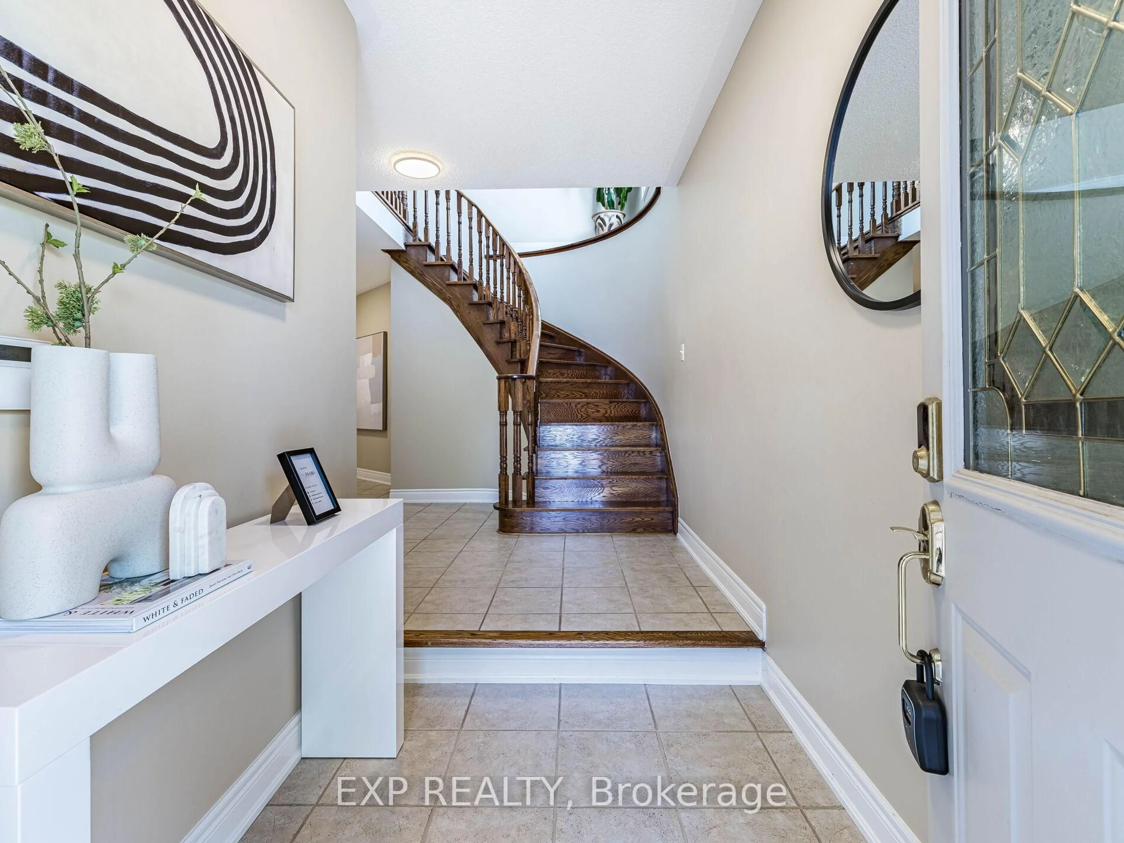 Indoor entryway for 1082 Knotty Pine Grve, Mississauga Ontario L5W 1J6