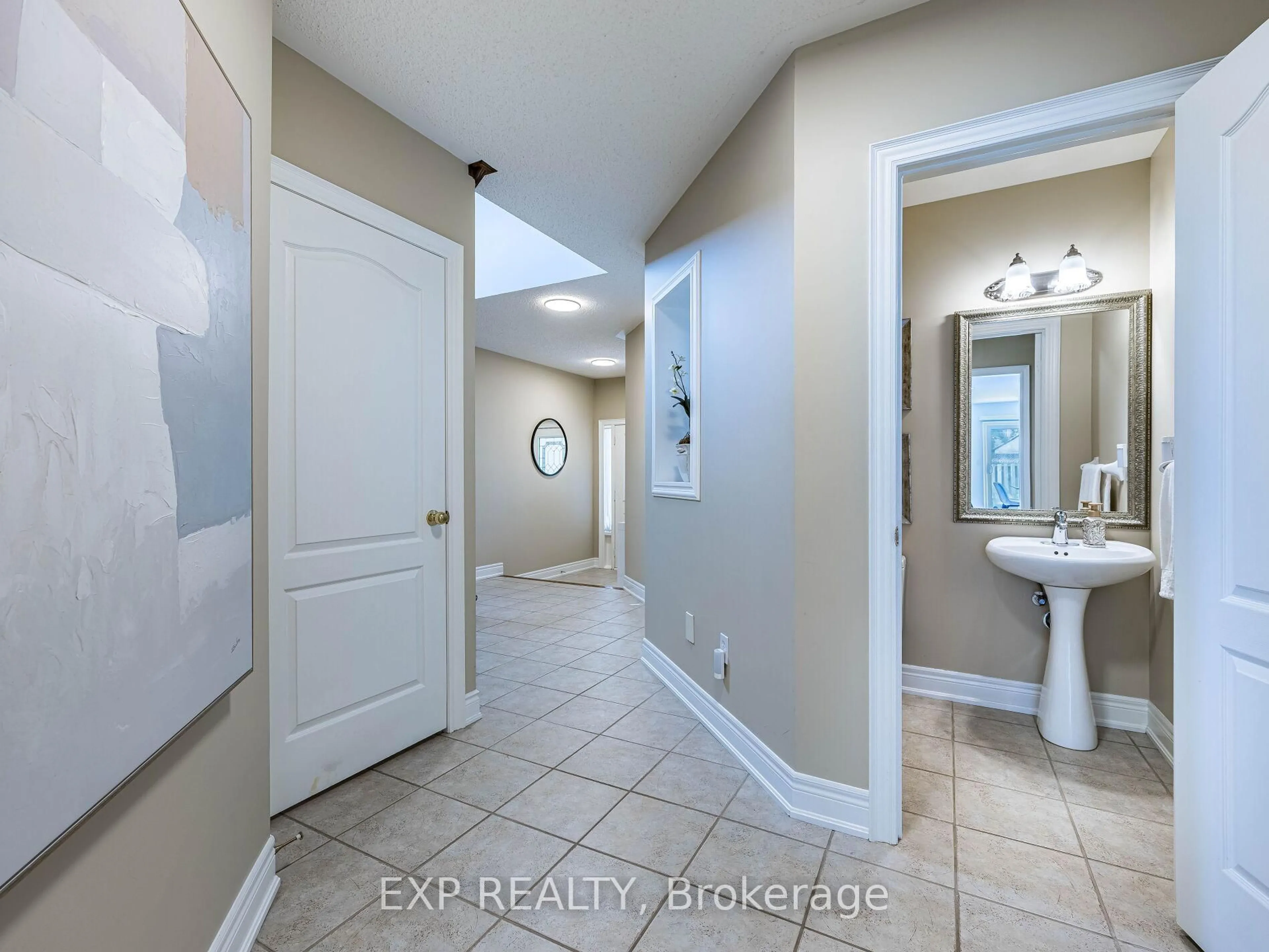Indoor entryway for 1082 Knotty Pine Grve, Mississauga Ontario L5W 1J6