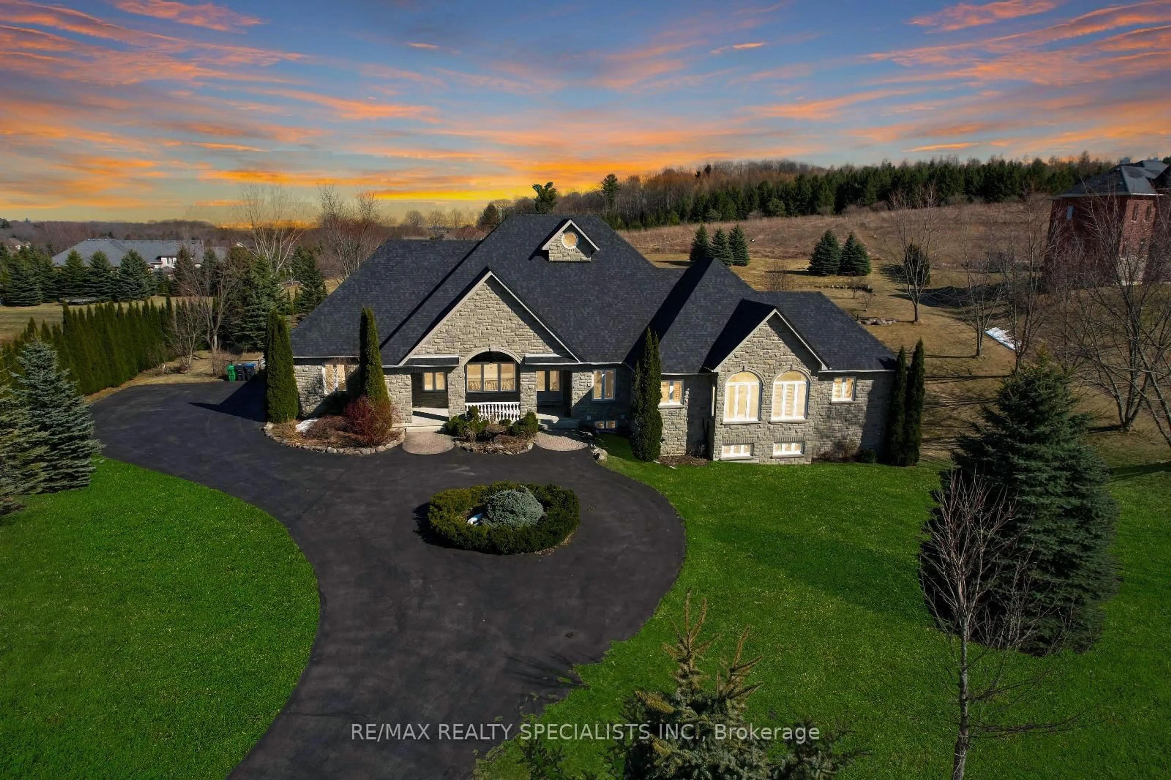 A pic from outside/outdoor area/front of a property/back of a property/a pic from drone, unknown for 17 Highcrest Rd, Caledon Ontario L7E 0C2
