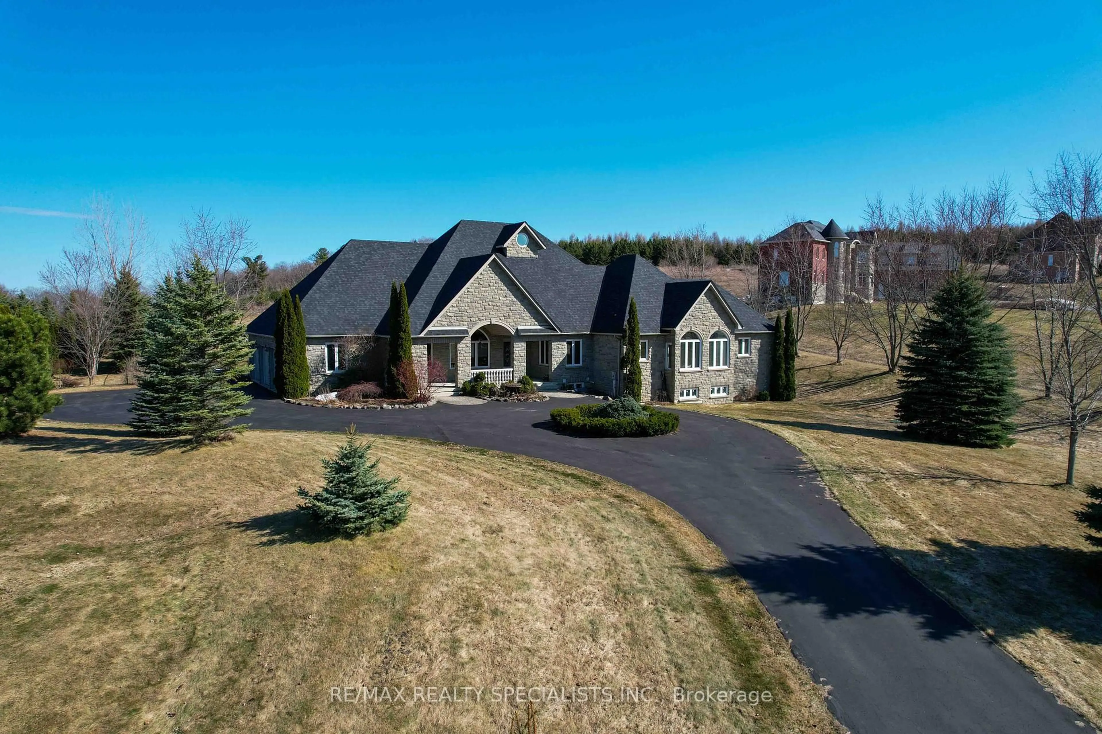 A pic from outside/outdoor area/front of a property/back of a property/a pic from drone, street for 17 Highcrest Rd, Caledon Ontario L7E 0C2