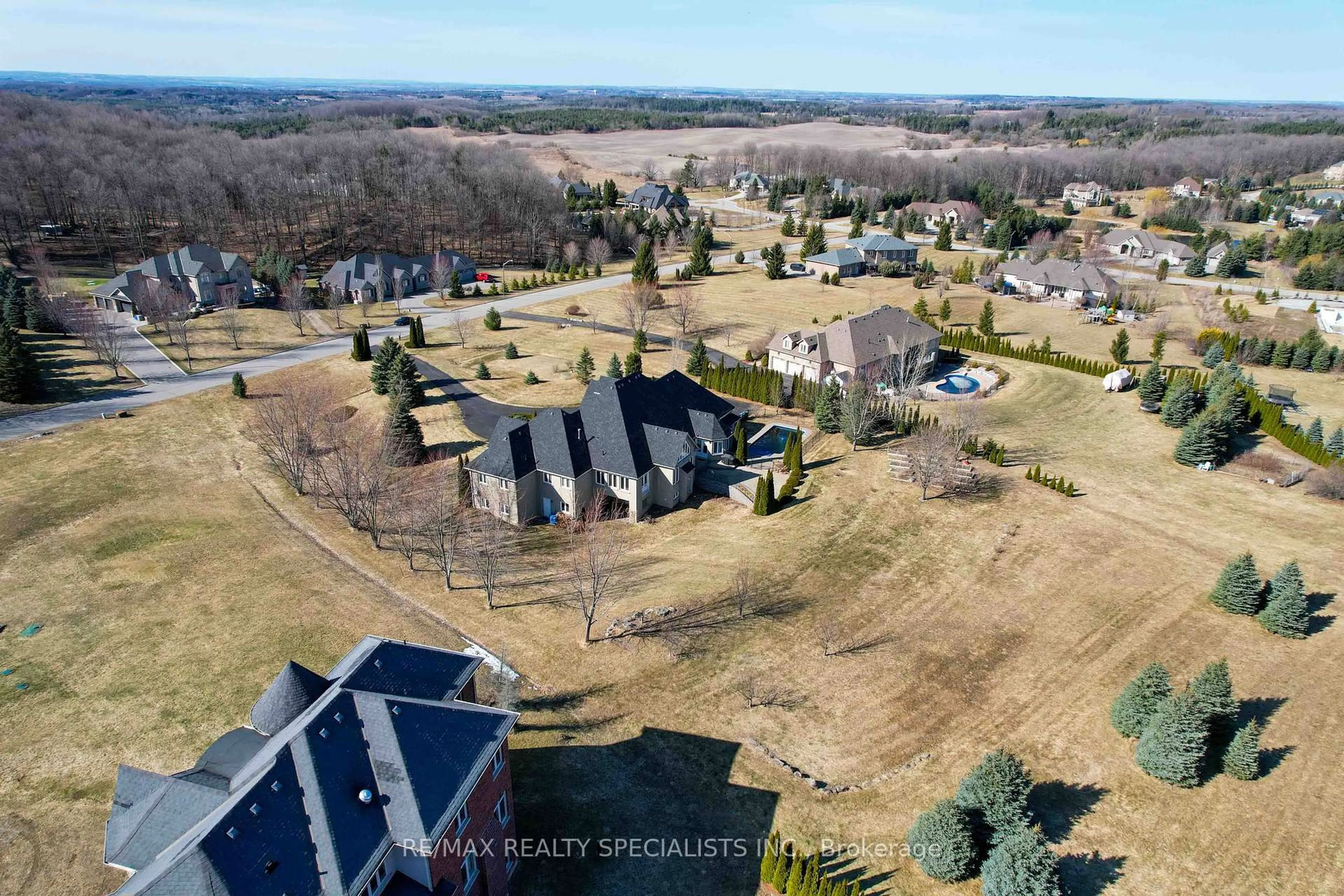 A pic from outside/outdoor area/front of a property/back of a property/a pic from drone, mountain view for 17 Highcrest Rd, Caledon Ontario L7E 0C2