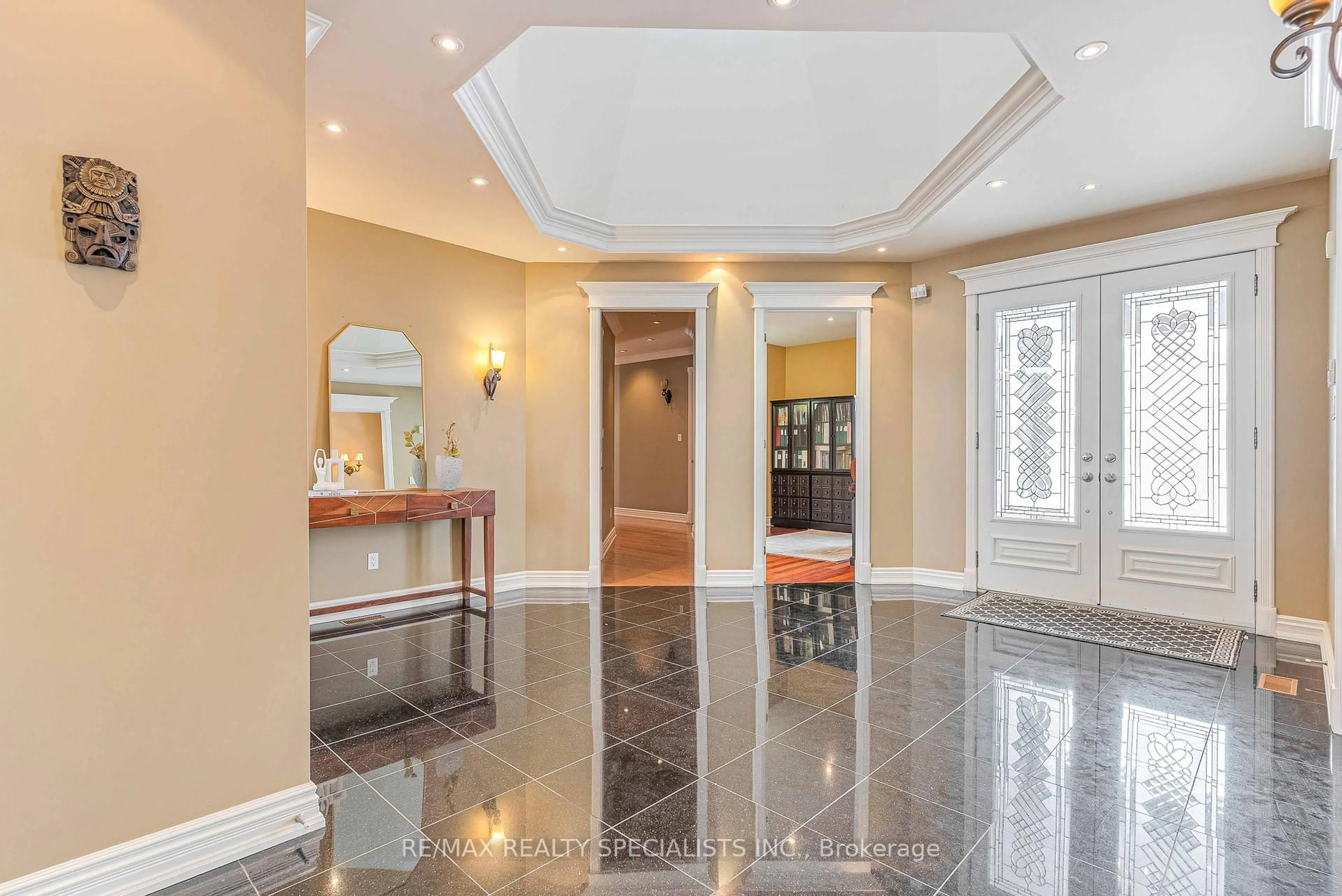 Indoor foyer for 17 Highcrest Rd, Caledon Ontario L7E 0C2