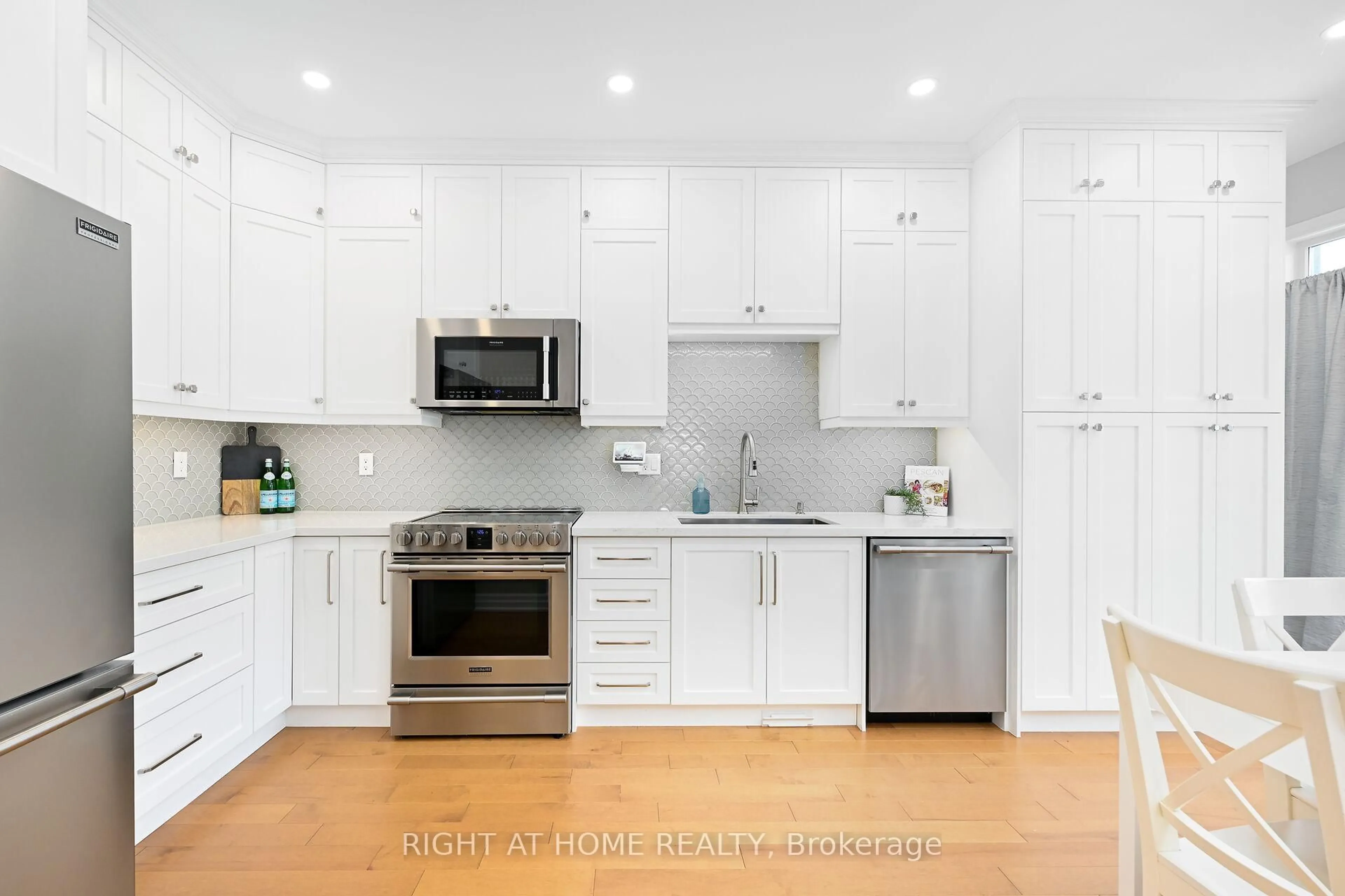 Open concept kitchen, unknown for 5847 Terrapark Tr, Mississauga Ontario L5M 6S1