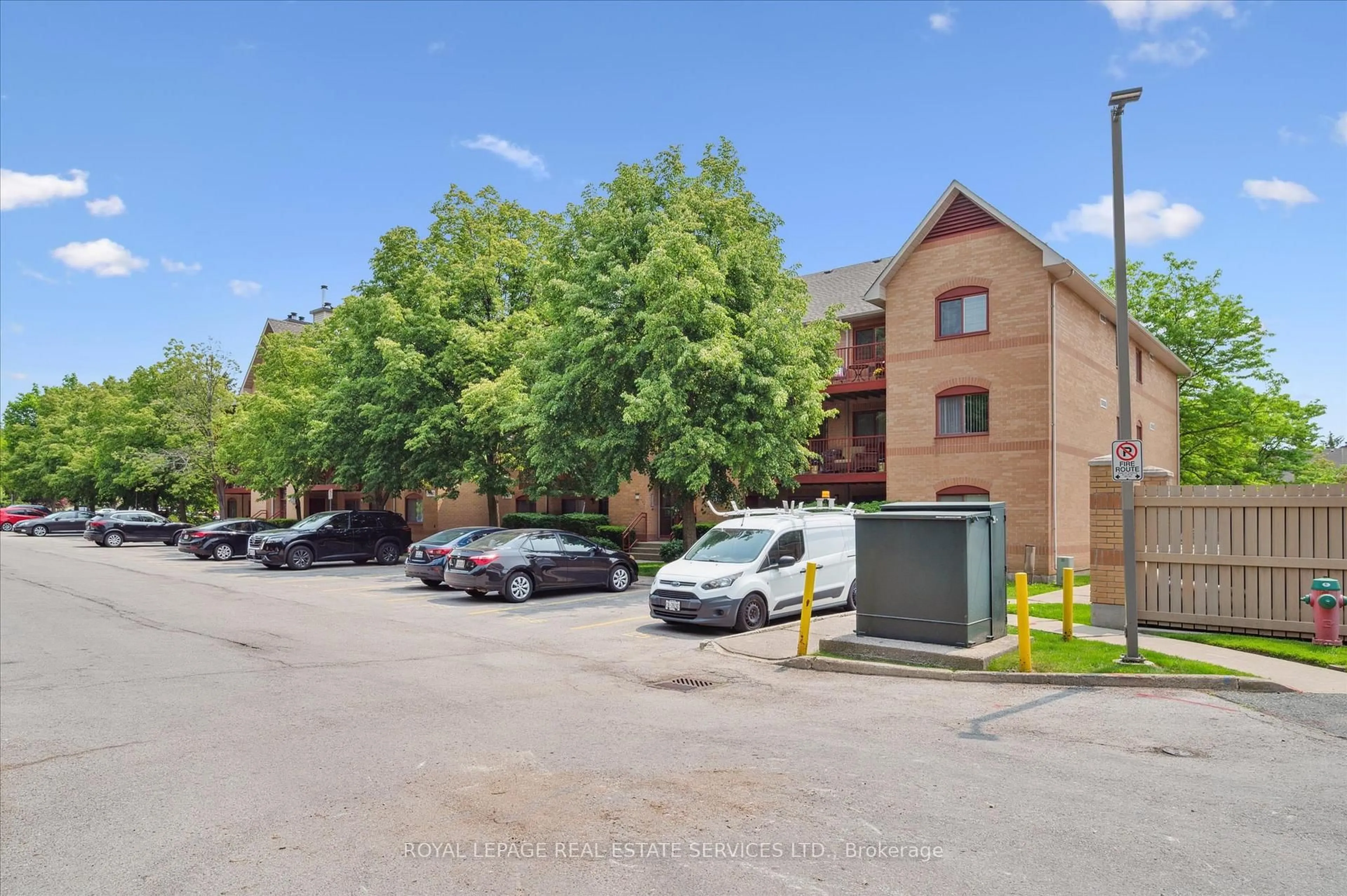 A pic from outside/outdoor area/front of a property/back of a property/a pic from drone, street for 1514 Pilgrims Way #532, Oakville Ontario L6M 3H1