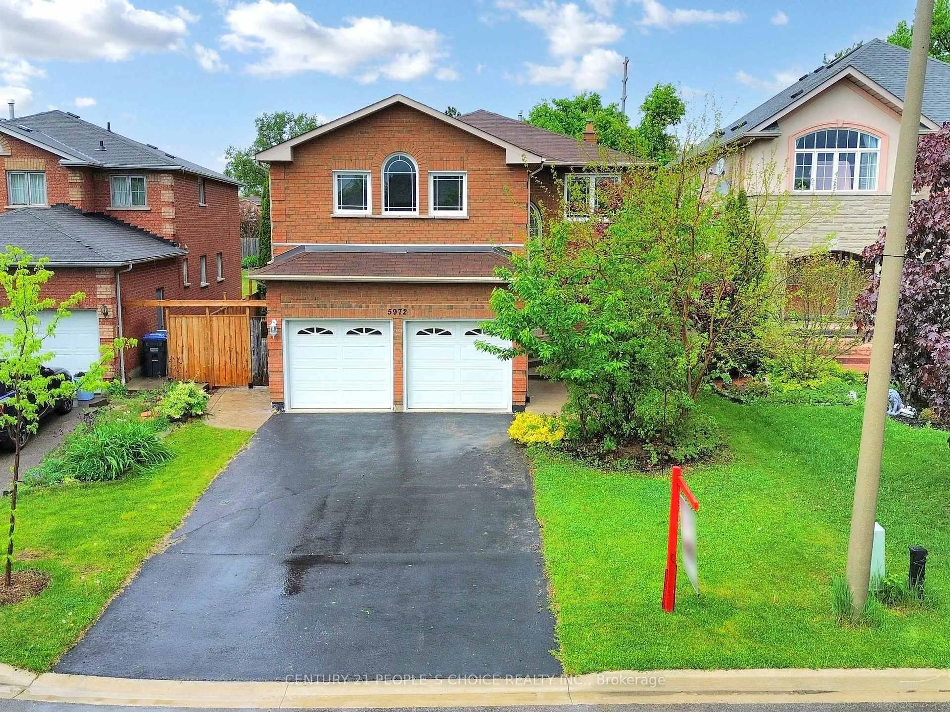 A pic from outside/outdoor area/front of a property/back of a property/a pic from drone, street for 5972 Aquarius Crt, Mississauga Ontario L5M 4Z9