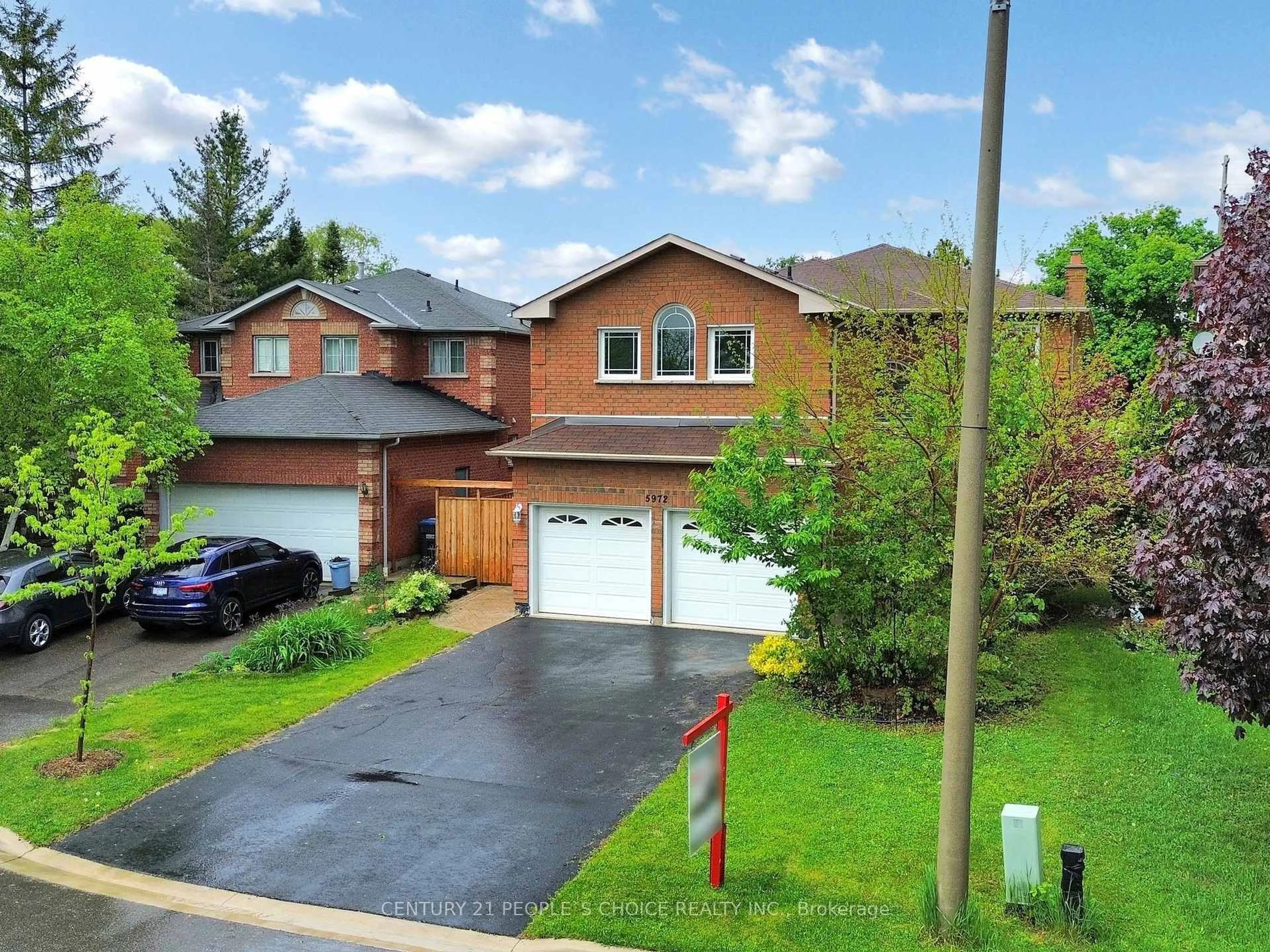 A pic from outside/outdoor area/front of a property/back of a property/a pic from drone, street for 5972 Aquarius Crt, Mississauga Ontario L5M 4Z9