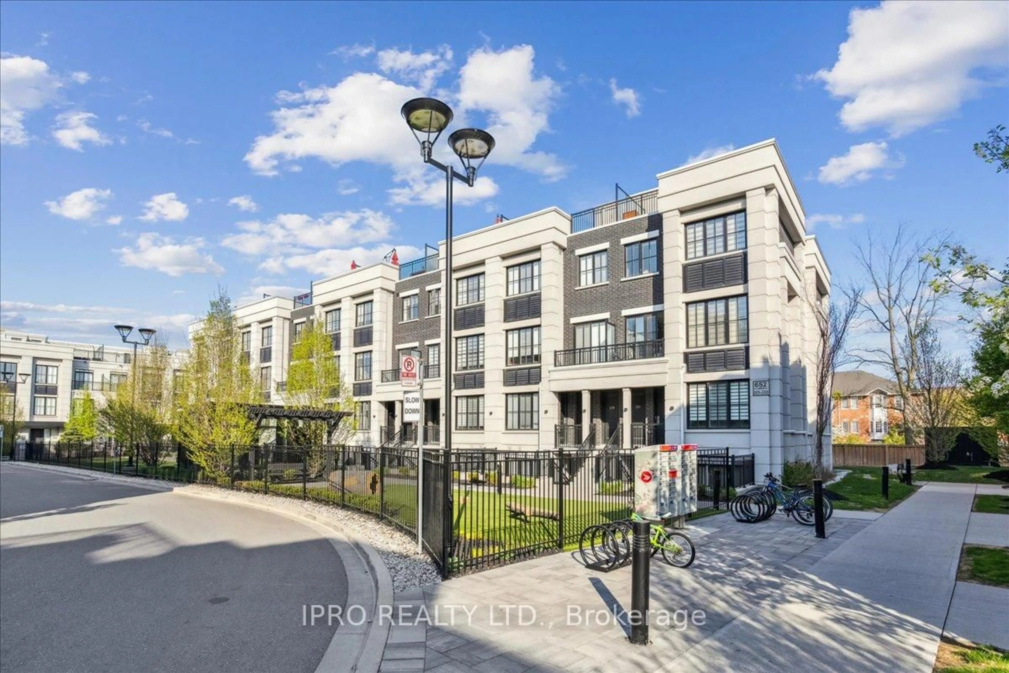 Patio, street for 652 Cricklewood Dr #220, Mississauga Ontario L5G 0B7