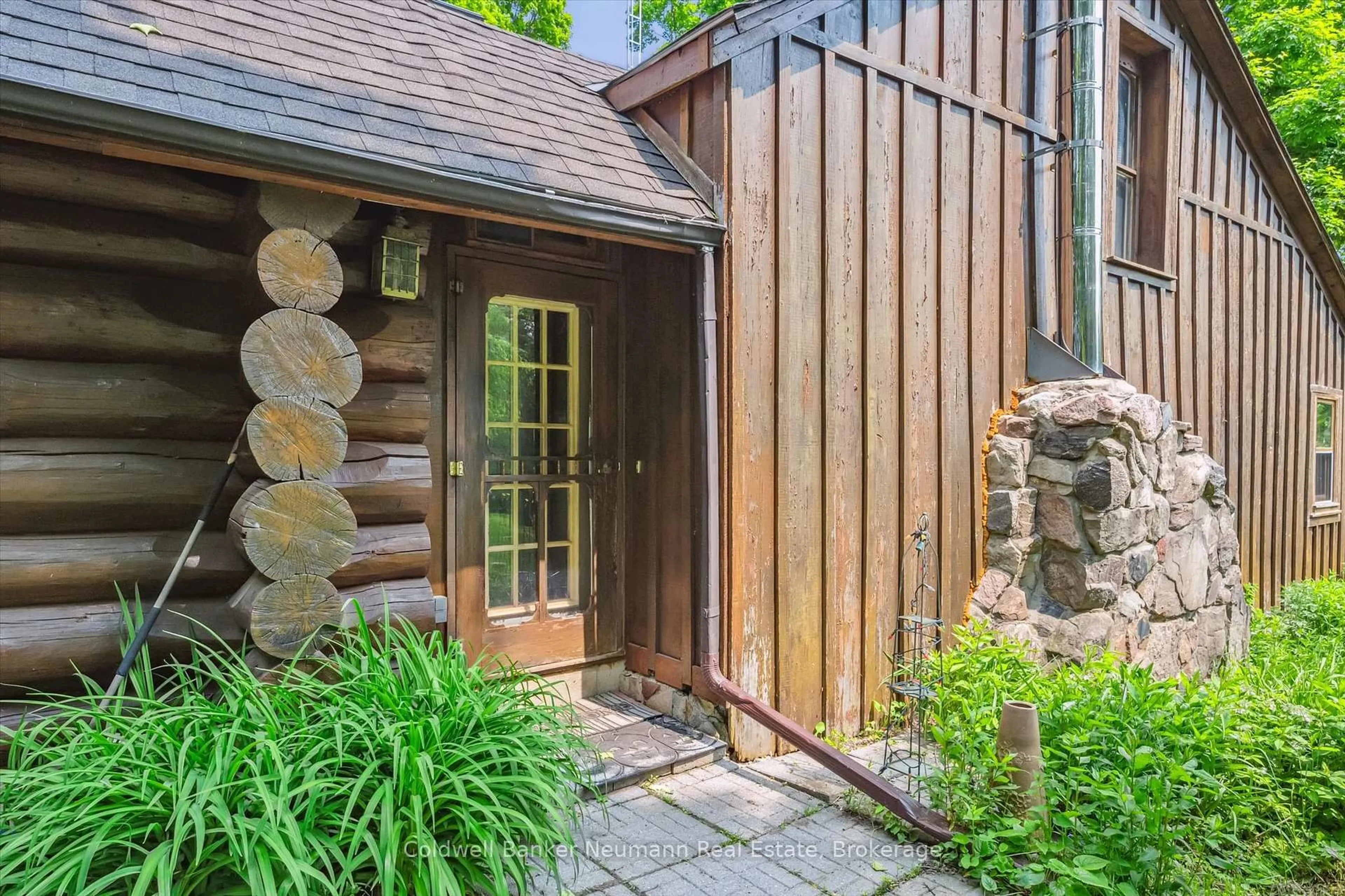 Indoor entryway for 13085 Nassagaweya Puslinch Townline, Milton Ontario L0P 1J0