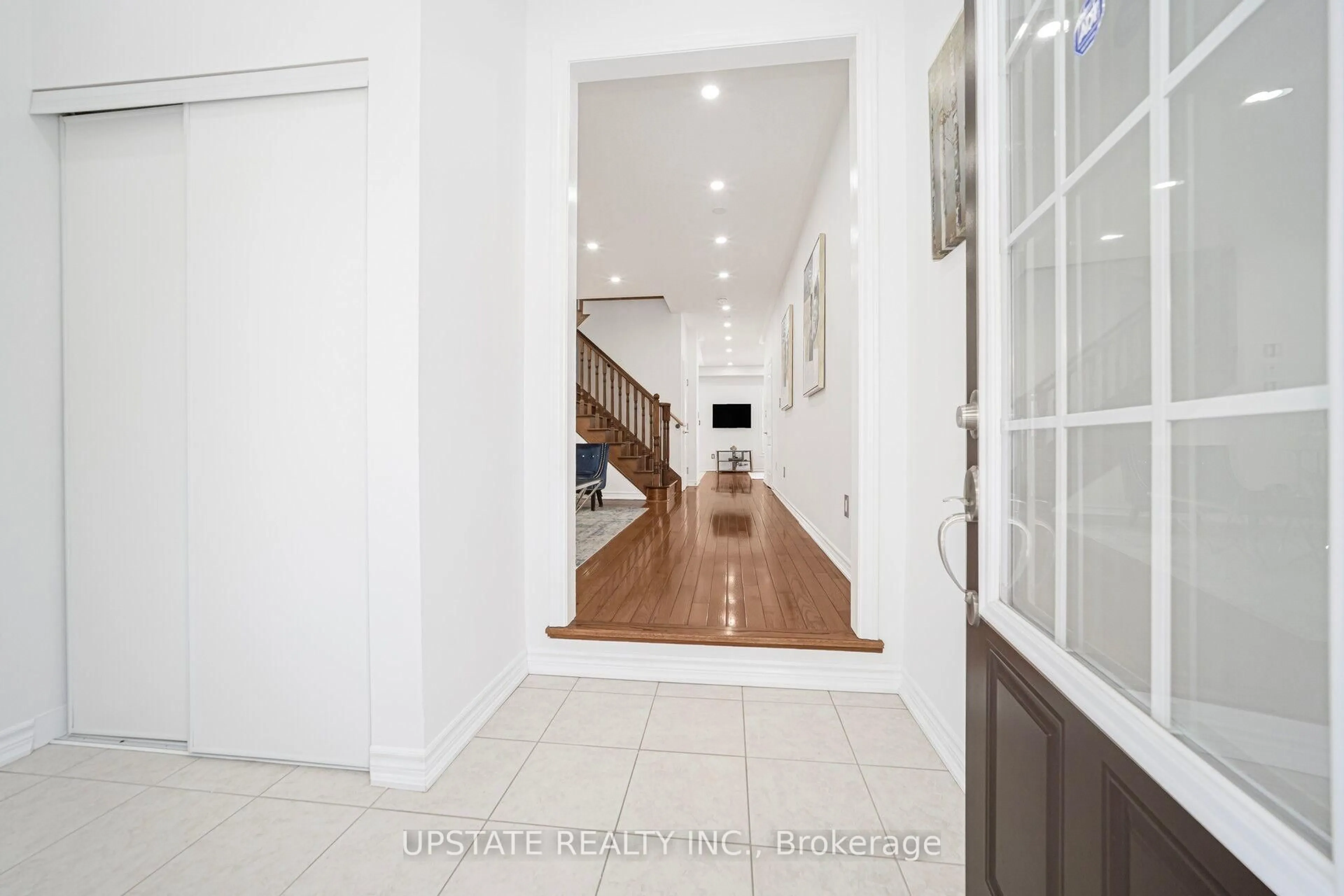 Indoor foyer for 17 Trentin Rd, Brampton Ontario L6P 3H4