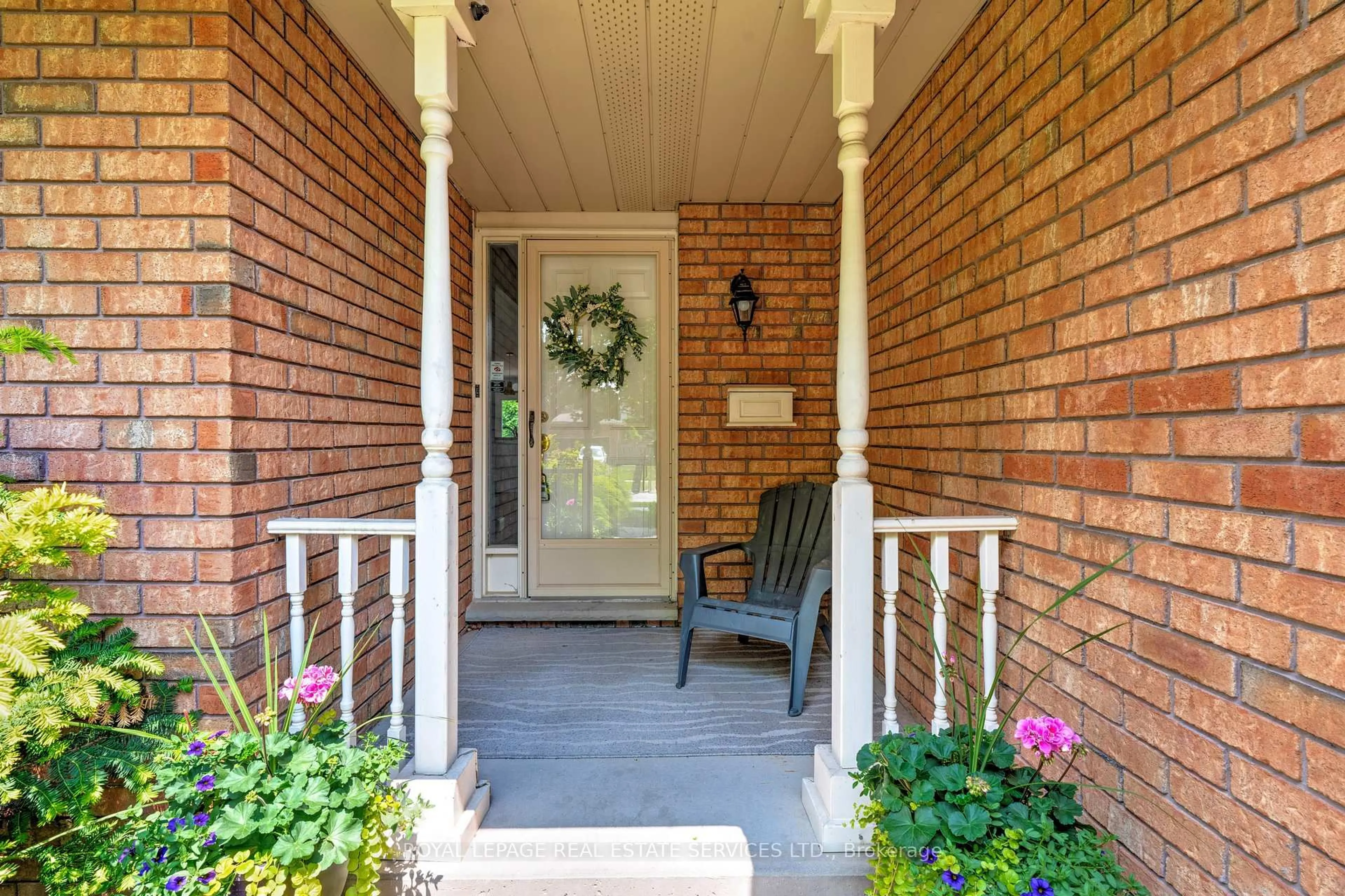 Indoor entryway for 2139 Marc Lane, Burlington Ontario L7M 3P7