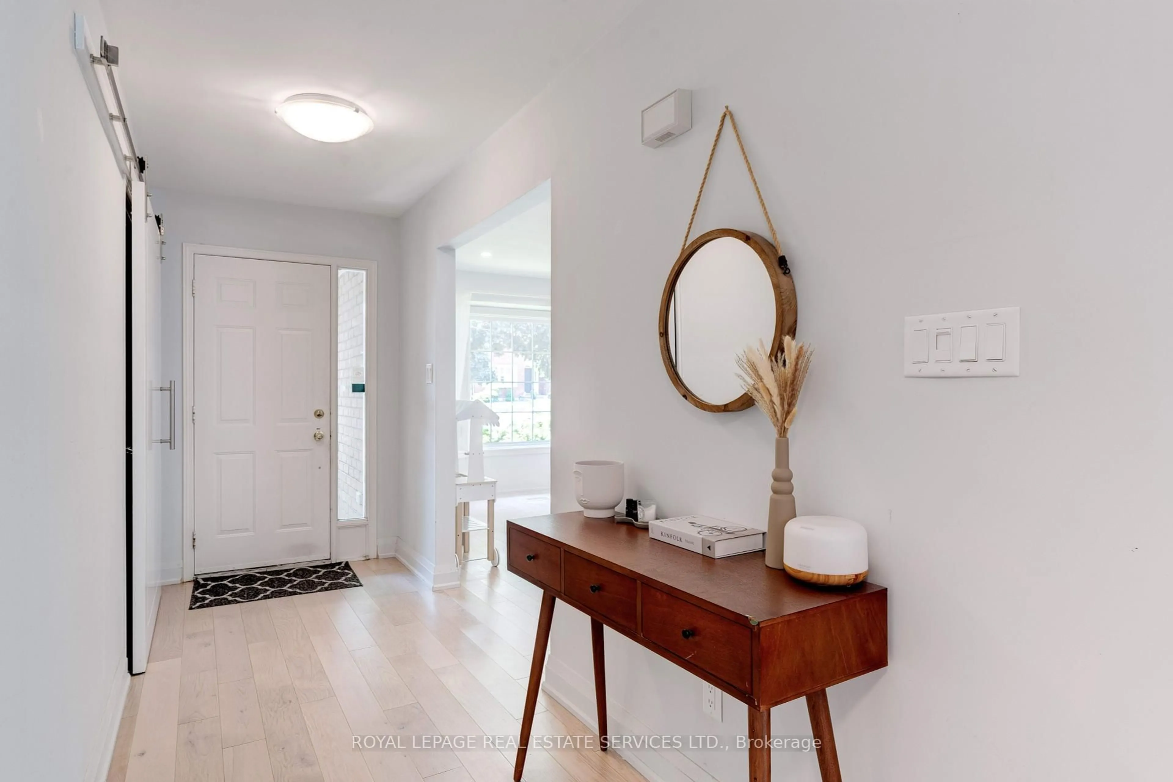 Indoor entryway for 2139 Marc Lane, Burlington Ontario L7M 3P7