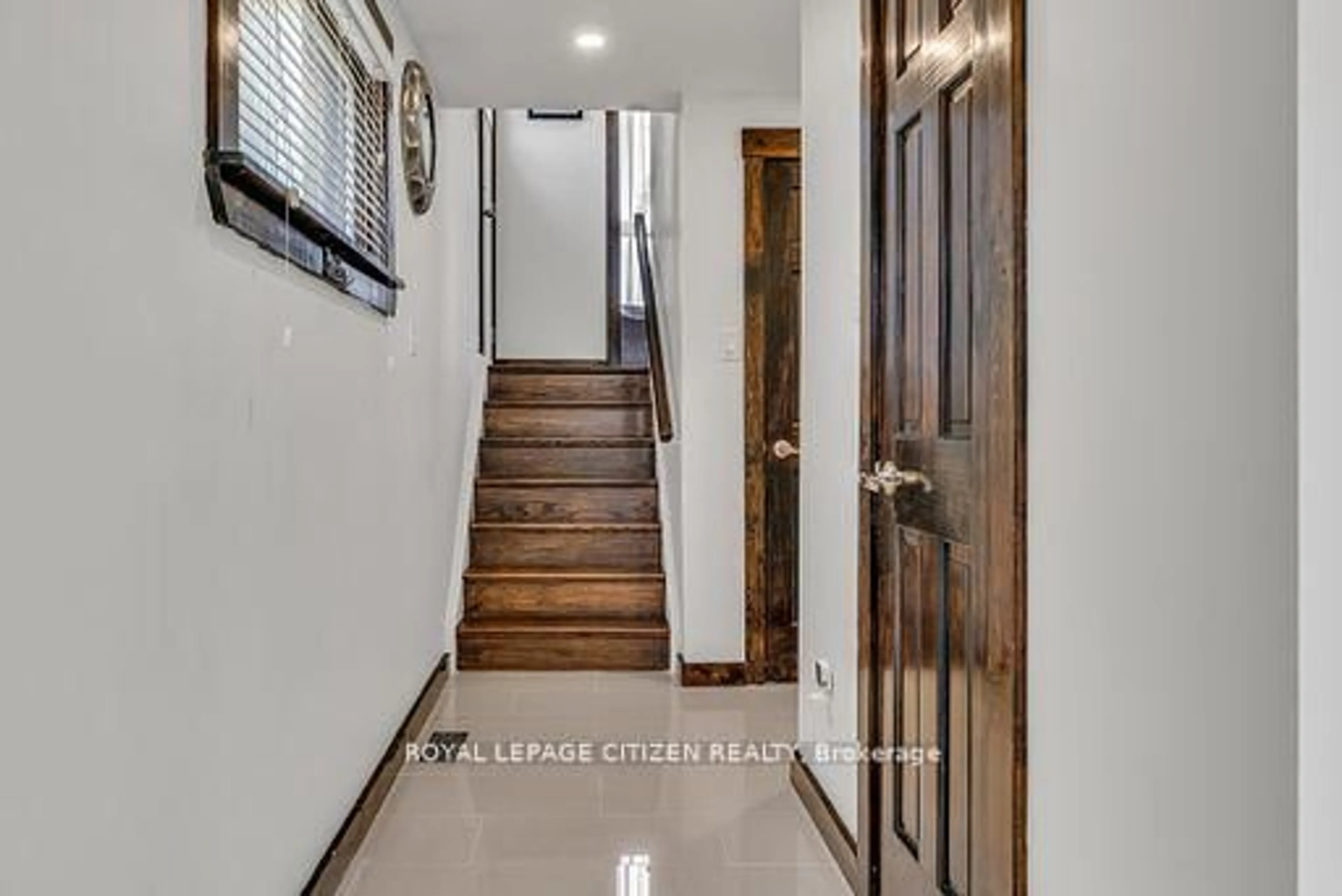 Indoor entryway for 7567 Wildfern Dr, Mississauga Ontario L4T 3P7