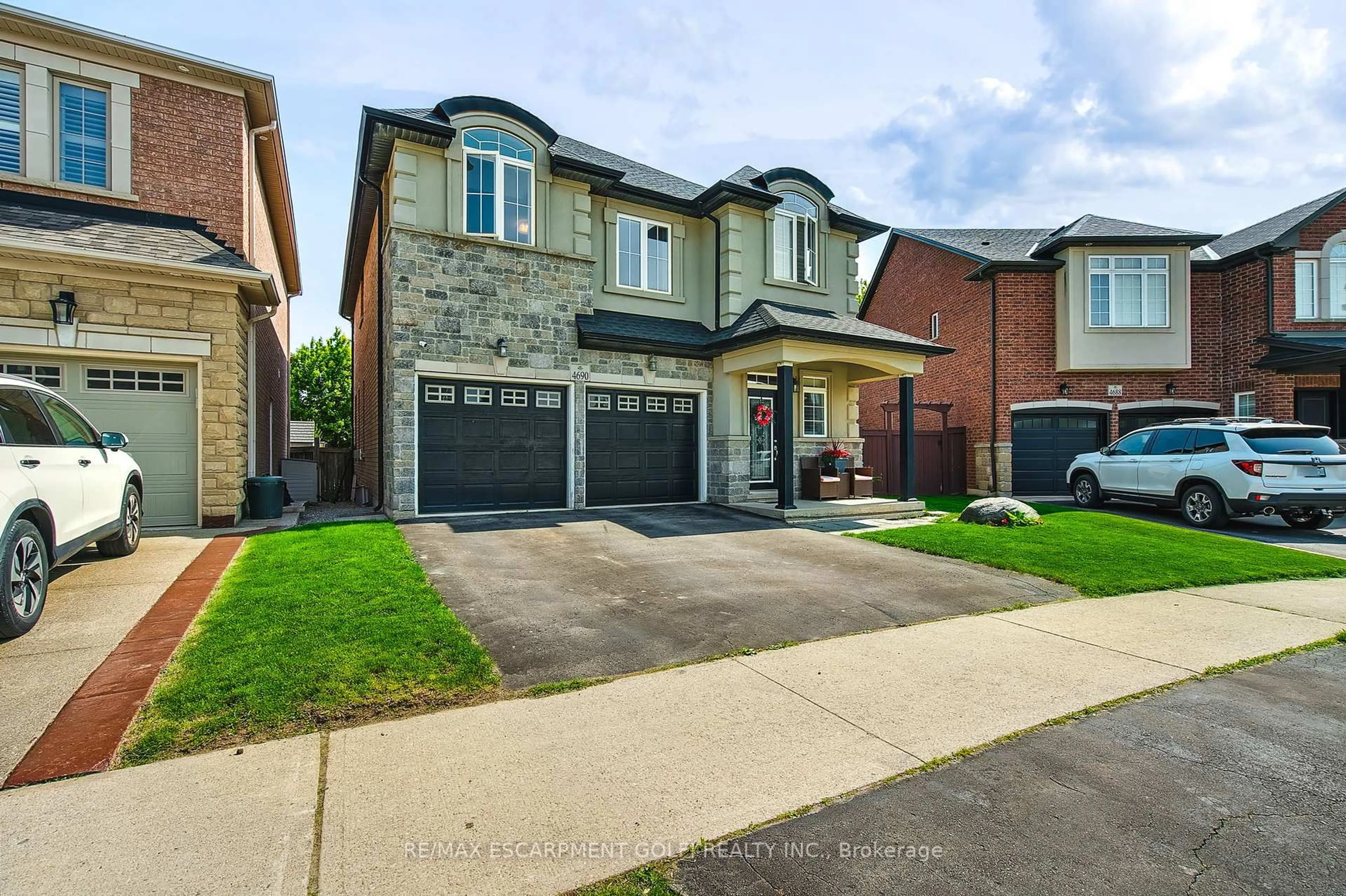 Home with brick exterior material, street for 4690 Kurtz Rd, Burlington Ontario L7M 0G2