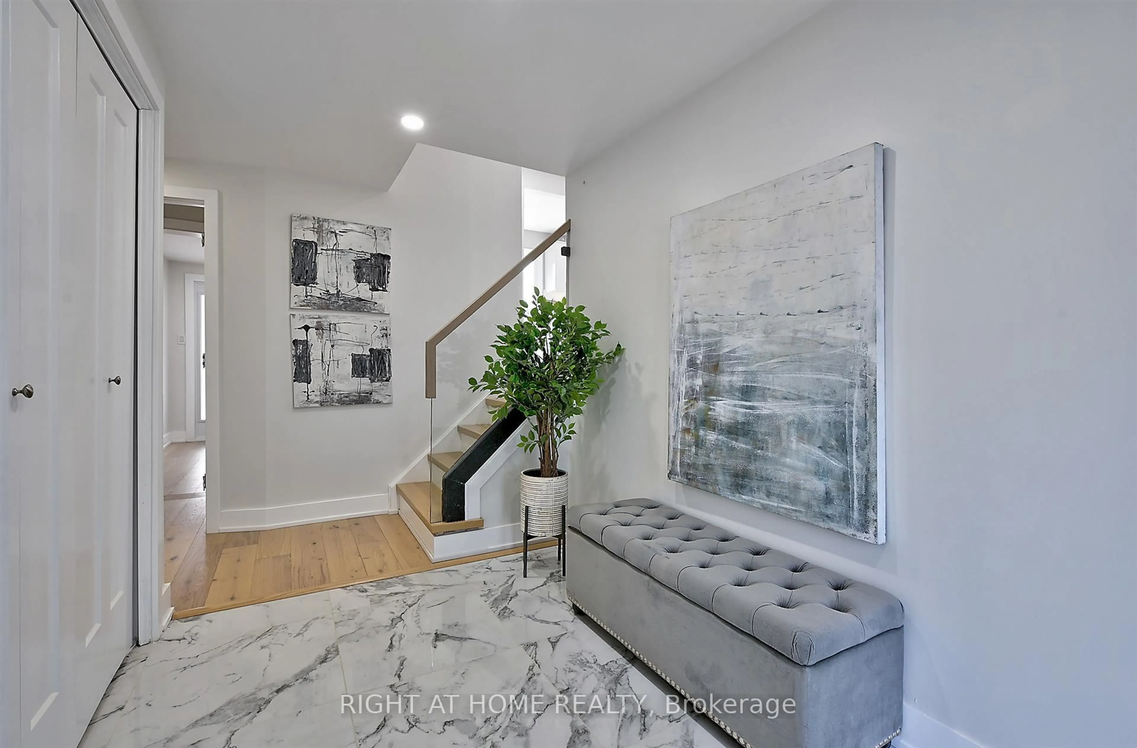 Indoor entryway for 3185 Heathfield Dr, Burlington Ontario L7M 1E1