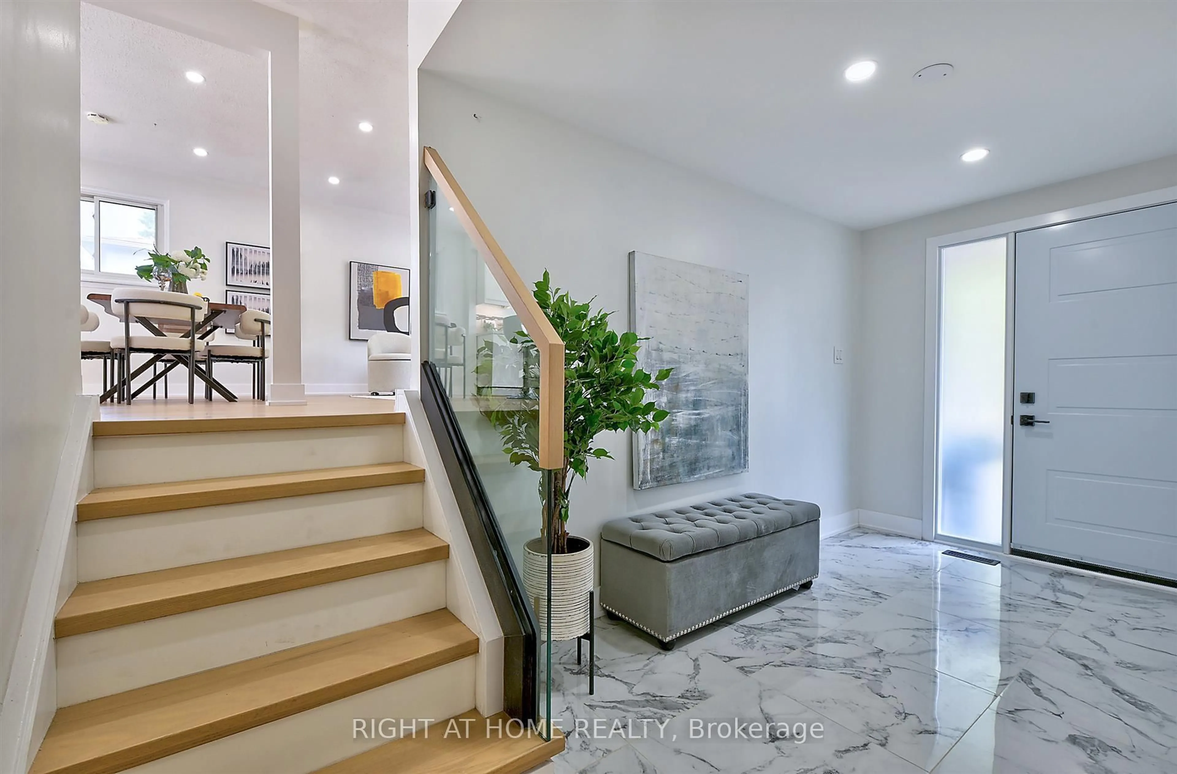 Indoor entryway for 3185 Heathfield Dr, Burlington Ontario L7M 1E1