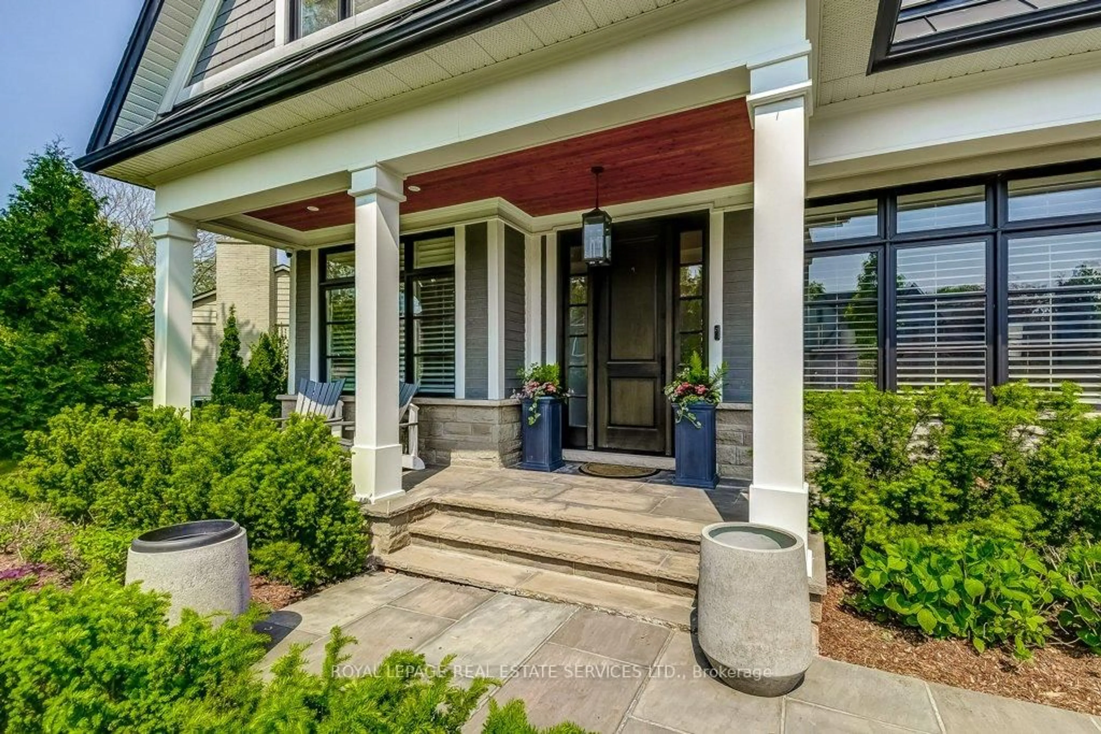 Indoor entryway for 433 Jeanette Dr, Oakville Ontario L6K 1M6